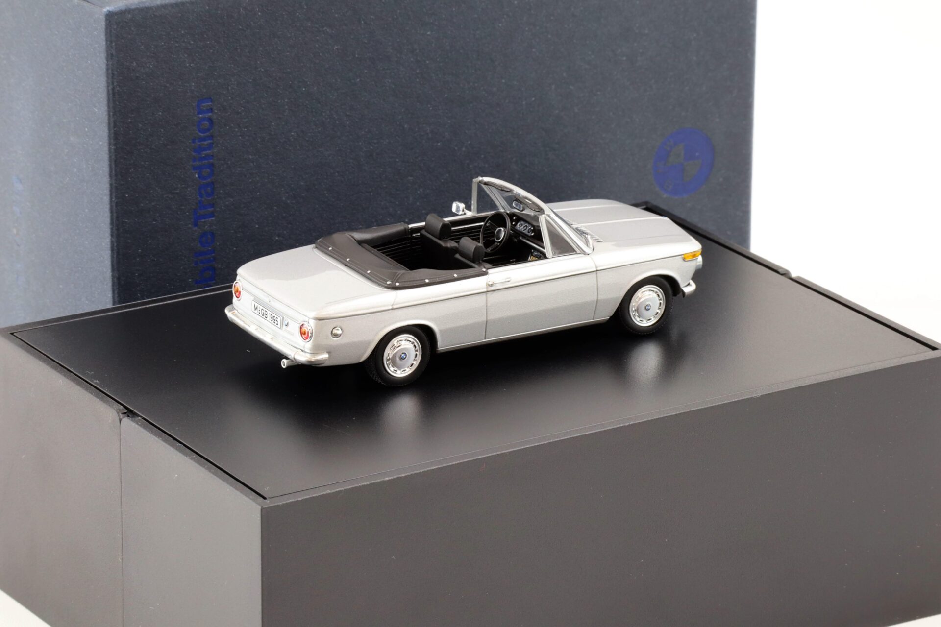 1:43 Minichamps BMW 2002 Convertible silver DEALER VERSION