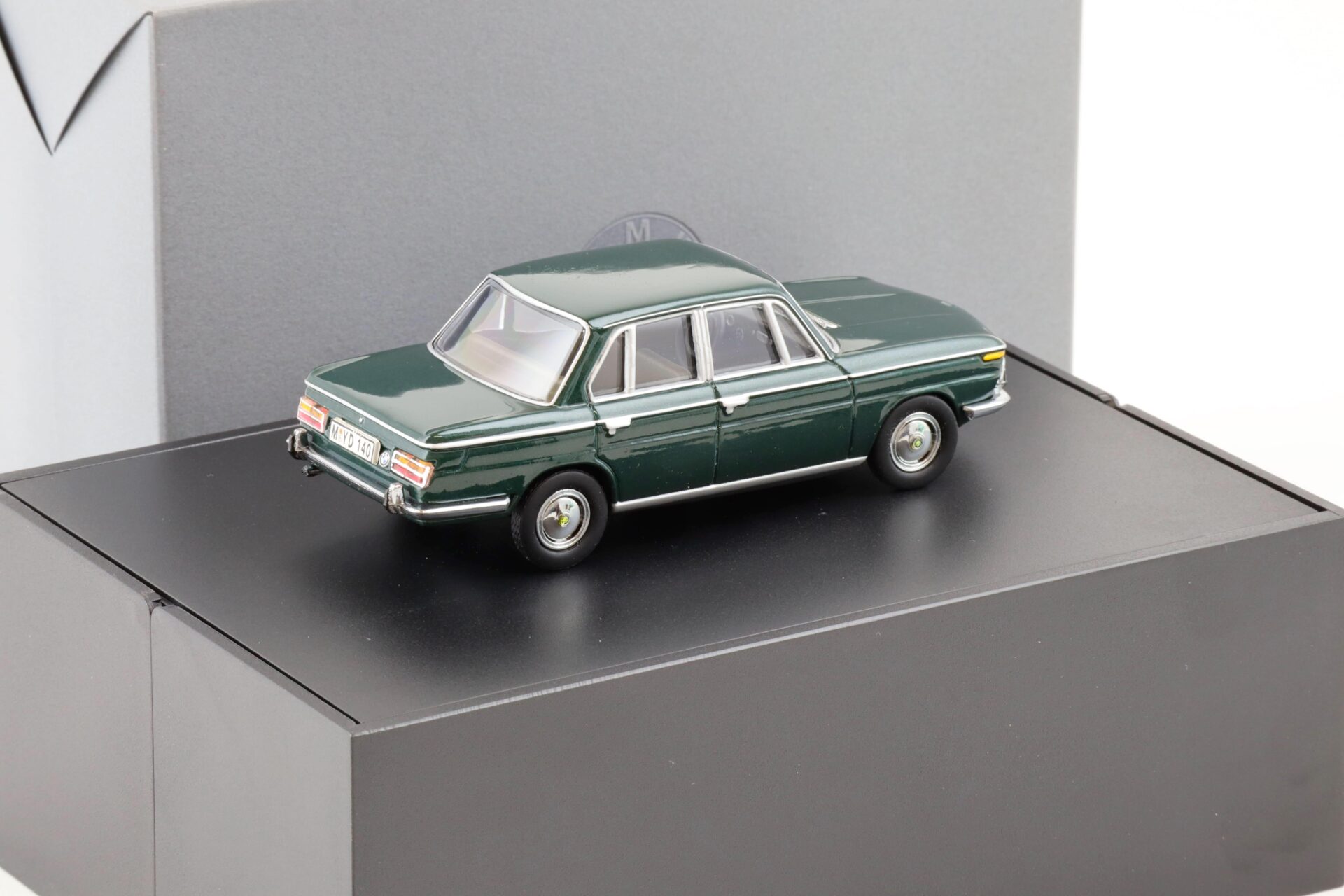 1:43 Schuco BMW 2000 Limousine Sedan dark green DEALER VERSION
