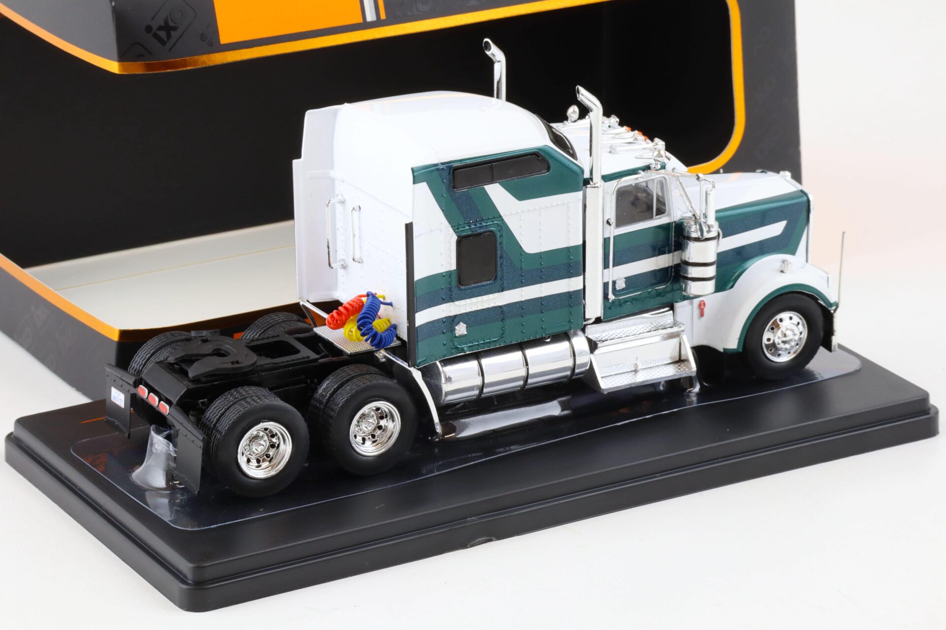 1:43 IXO 1990 Kenworth W900 Big Sleeper SZM Truck white/ green