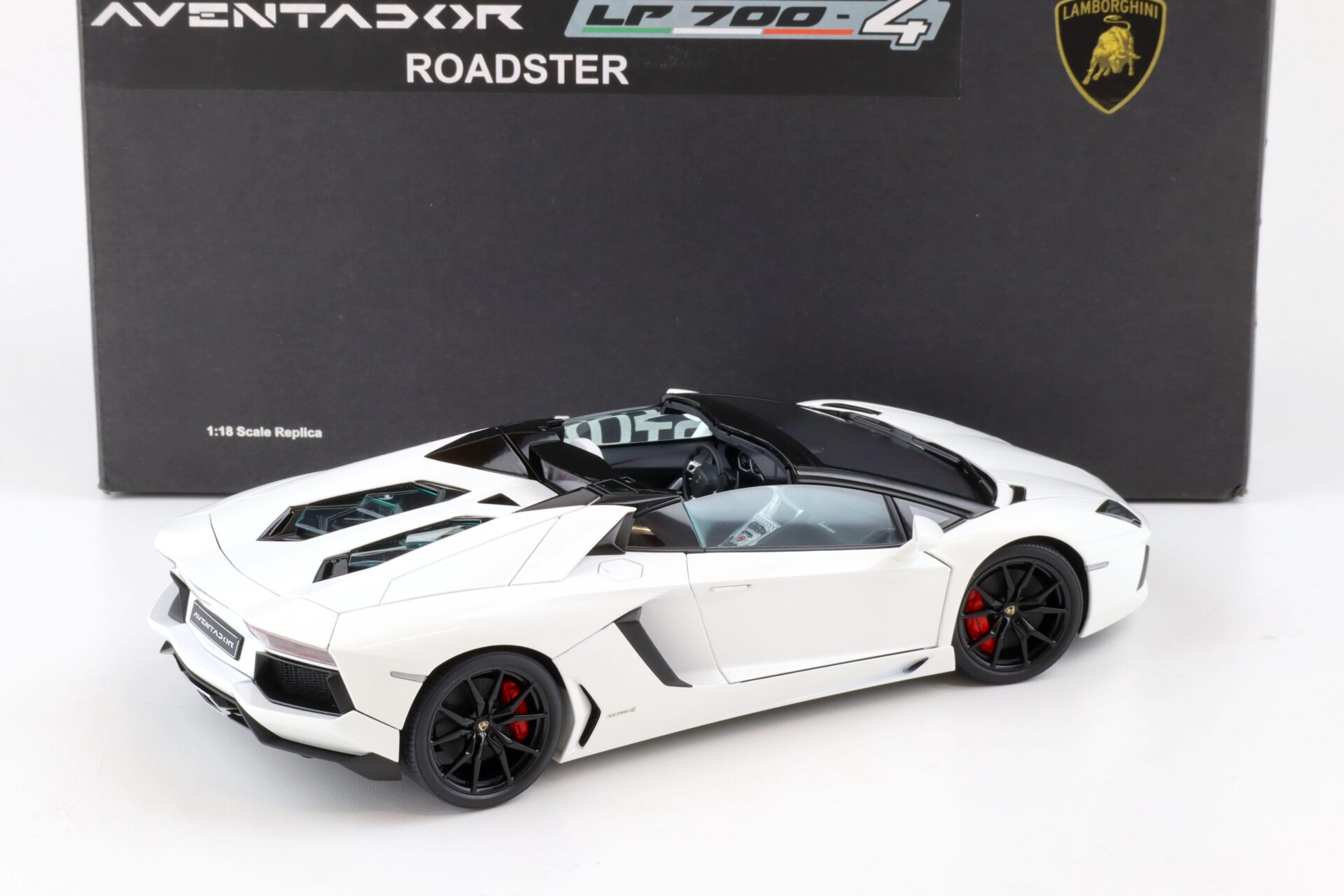 1:18 AUTOart Lamborghini Aventador LP700-4 Roadster bianco Isis/ white