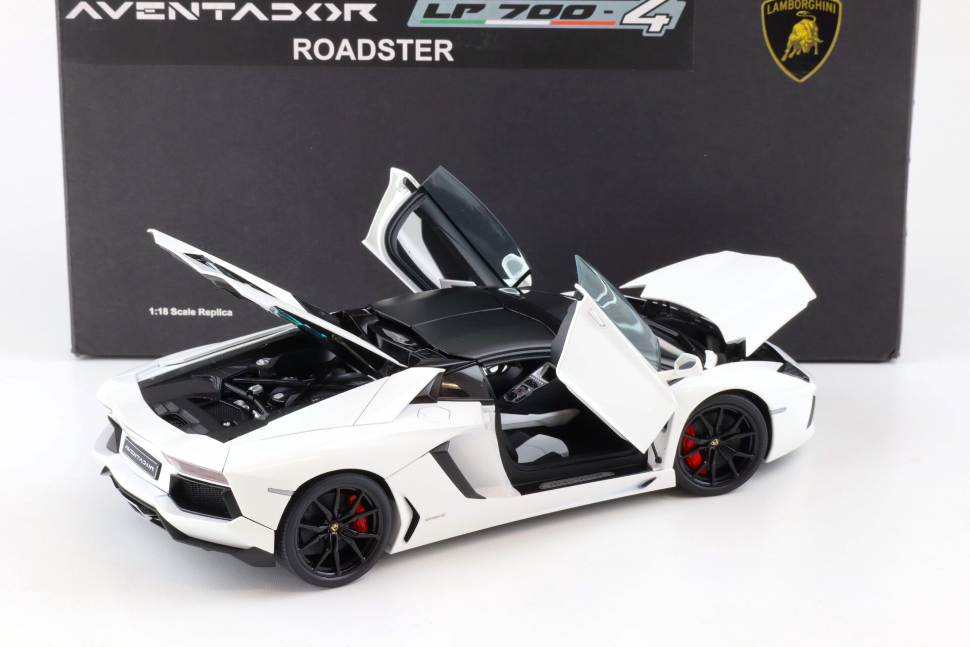 1:18 AUTOart Lamborghini Aventador LP700-4 Roadster bianco Isis/ white
