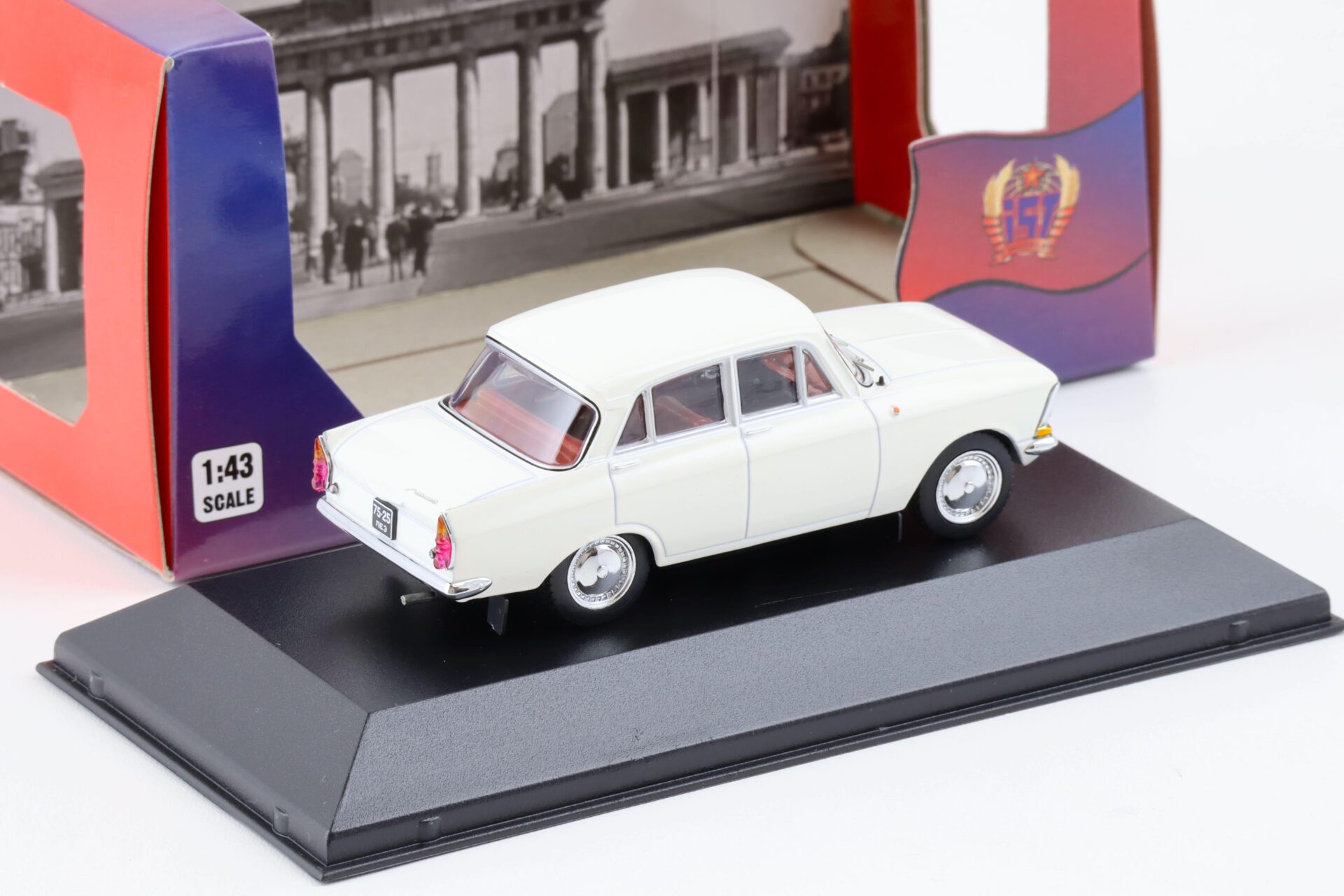 1:43 IST Models Moskwitch 408 Limousine 1968 off white