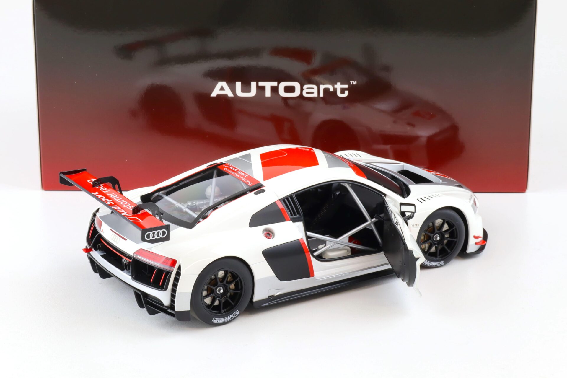 1:18 AUTOart Audi R8 FIA GT GT3 Geneva Presentation Car 2016 white/ silver/ red