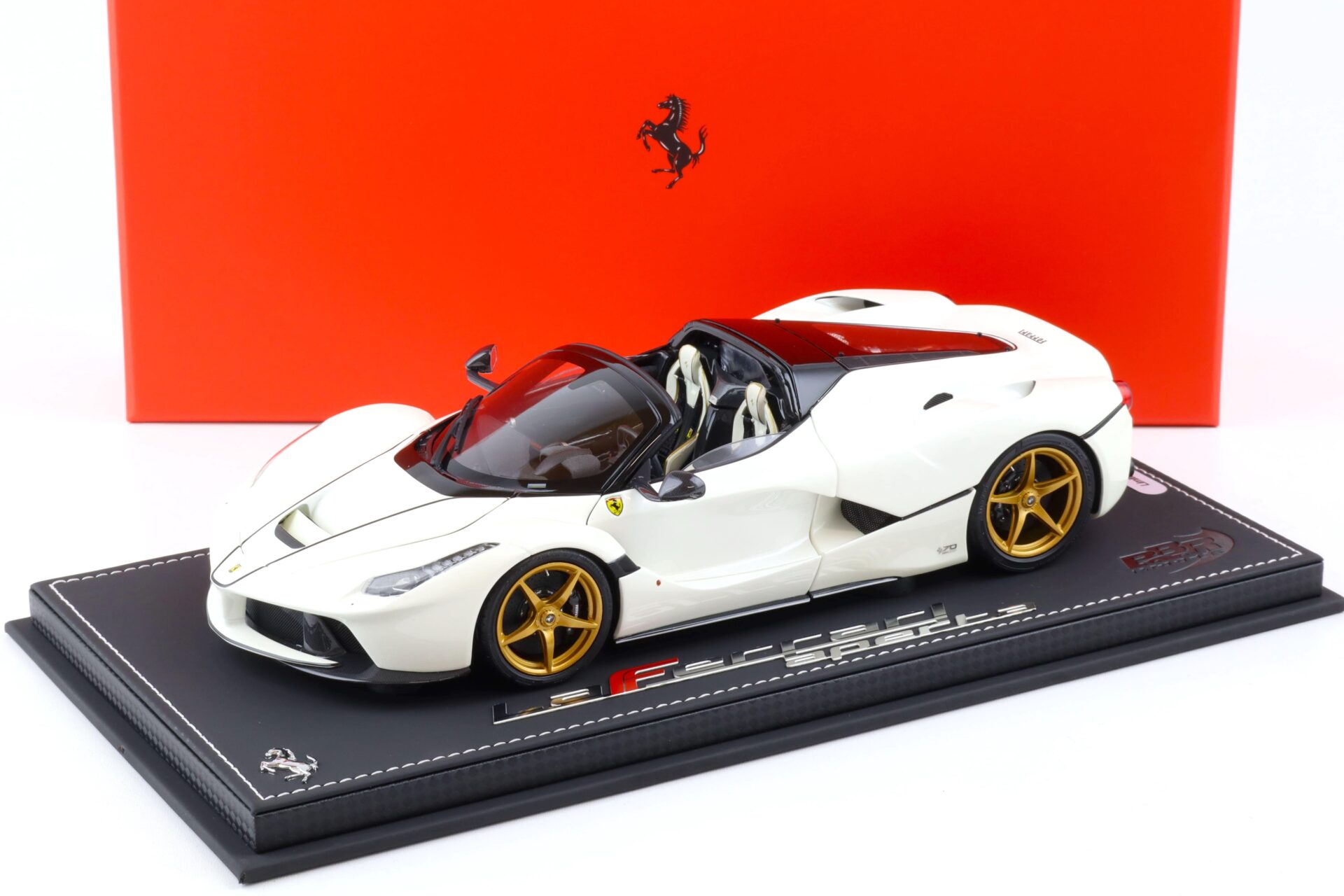 1:18 BBR Ferrari LaFerrari Aperta JUVENTINA Bianco Italia met. with display - Limited 74 pcs.