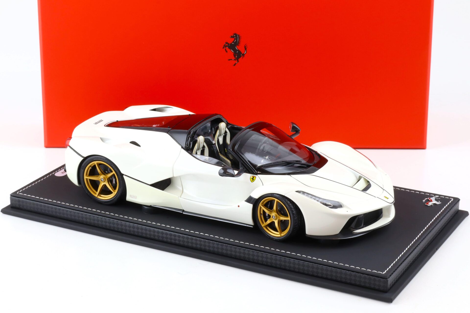 1:18 BBR Ferrari LaFerrari Aperta JUVENTINA Bianco Italia met. with display - Limited 74 pcs.