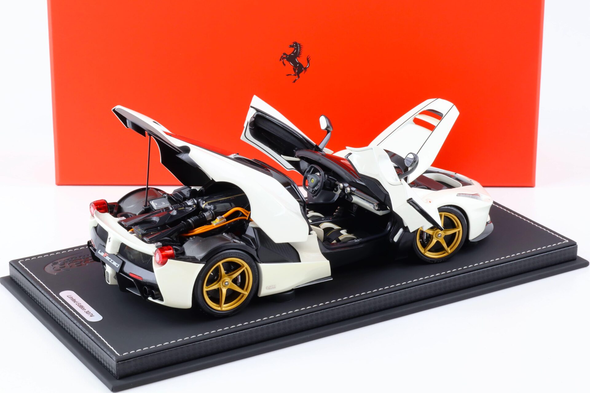 1:18 BBR Ferrari LaFerrari Aperta JUVENTINA Bianco Italia met. with display - Limited 74 pcs.