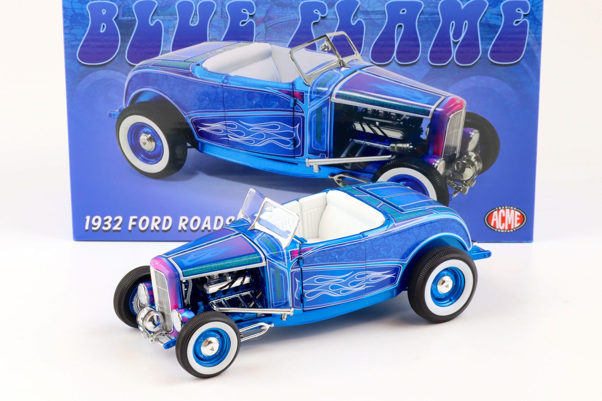 ID 82645 orig.jpg 1:18 ACME 1932 Ford Roadster Hot Rod BLUE FLAME with white Top A1805024