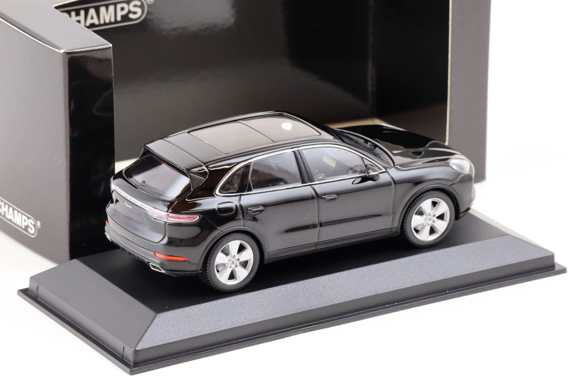 1:43 Minichamps Porsche Cayenne 2017 deep black metallic