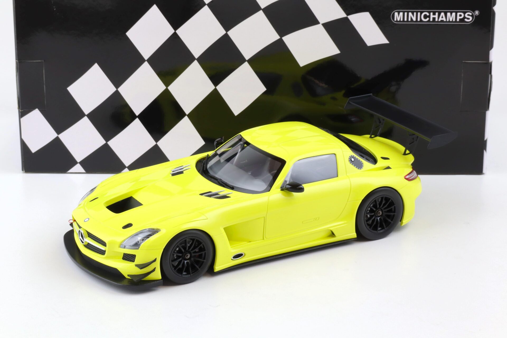 ID 82817 orig.jpg 1:18 Minichamps Mercedes SLS AMG GT3 Street 2011 yellow