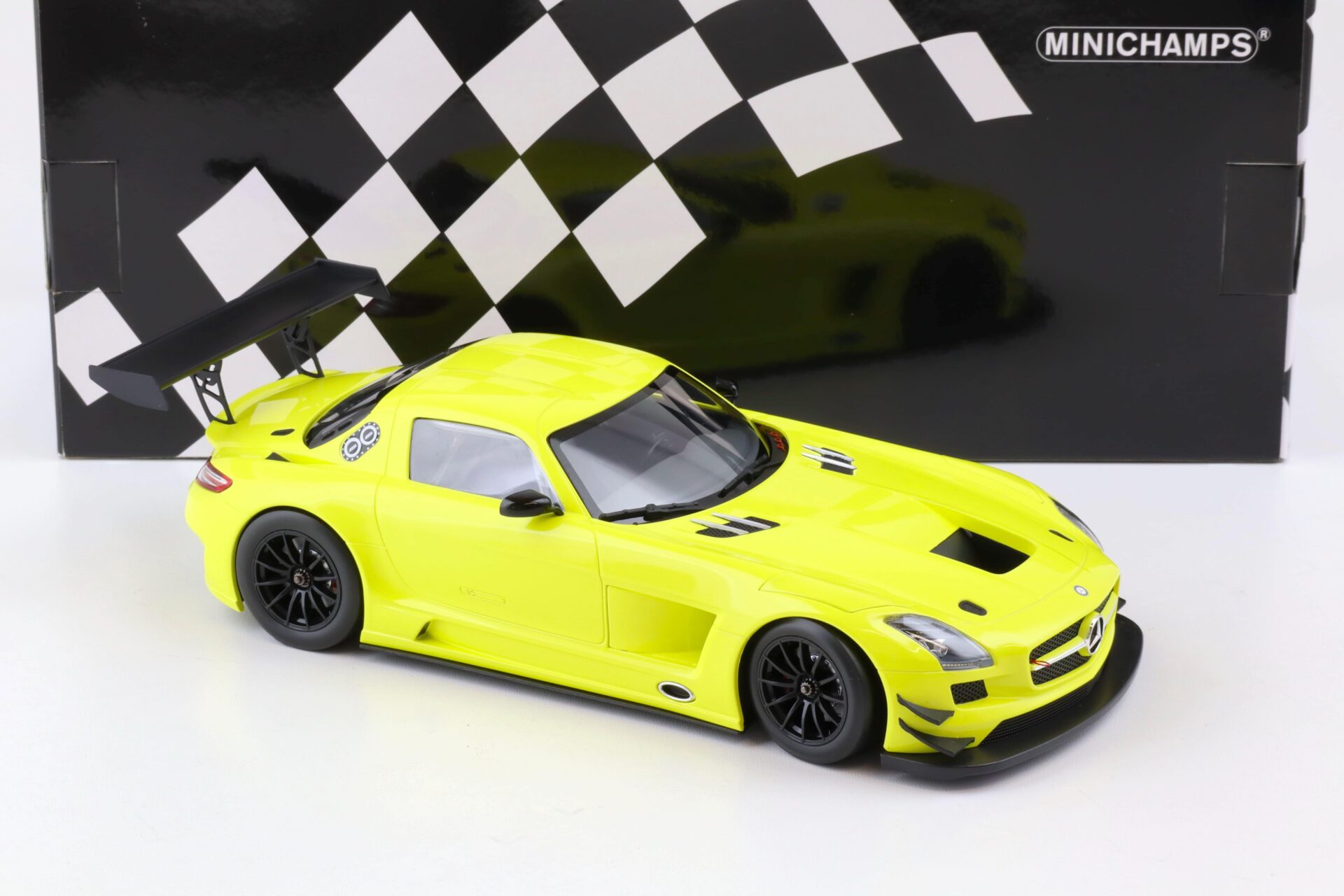 1:18 Minichamps Mercedes SLS AMG GT3 Street 2011 yellow