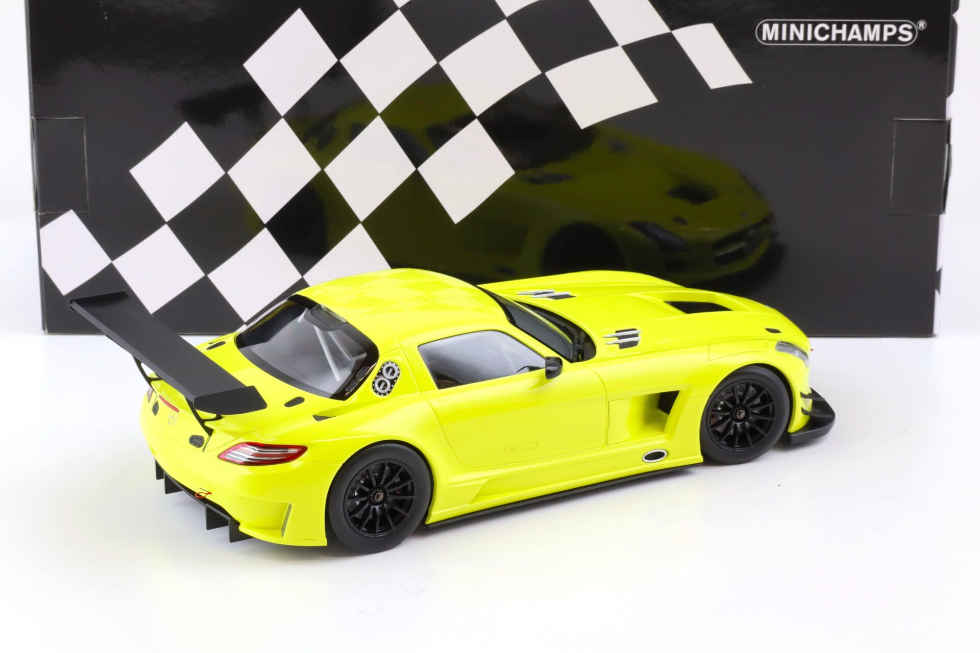 1:18 Minichamps Mercedes SLS AMG GT3 Street 2011 yellow