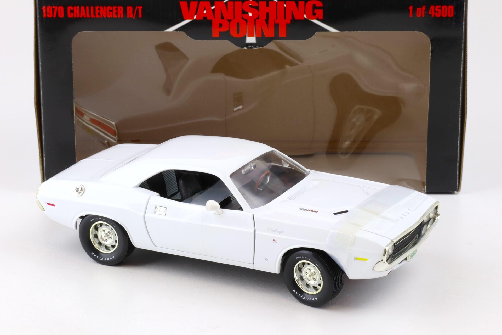 1:18 ERTL 1970 Dodge Challenger R/T Coupe Vanishing Point white
