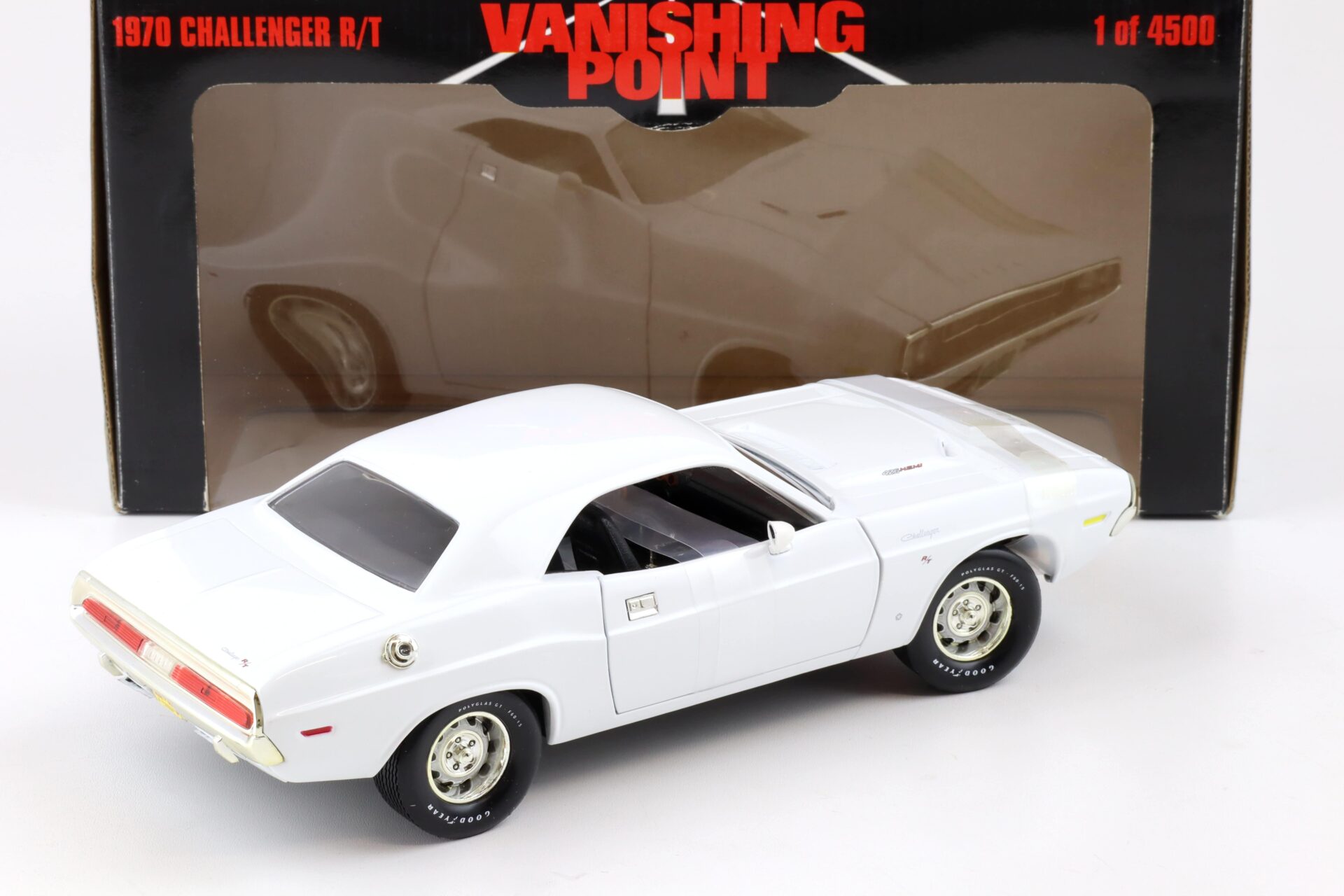 1:18 ERTL 1970 Dodge Challenger R/T Coupe Vanishing Point white