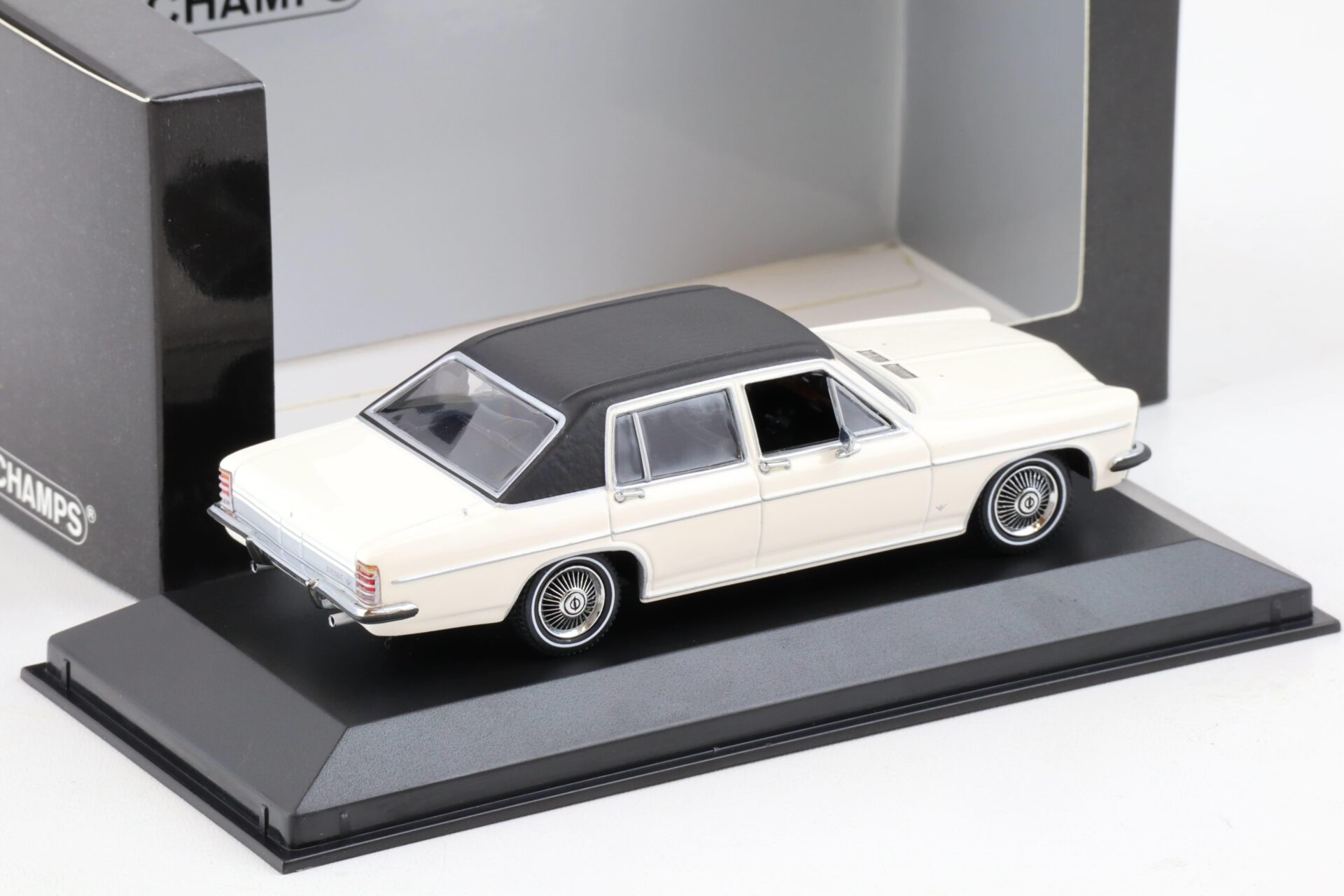 1:43 Minichamps Opel Diplomat Limousine 1968 Chamonix white/ black roof