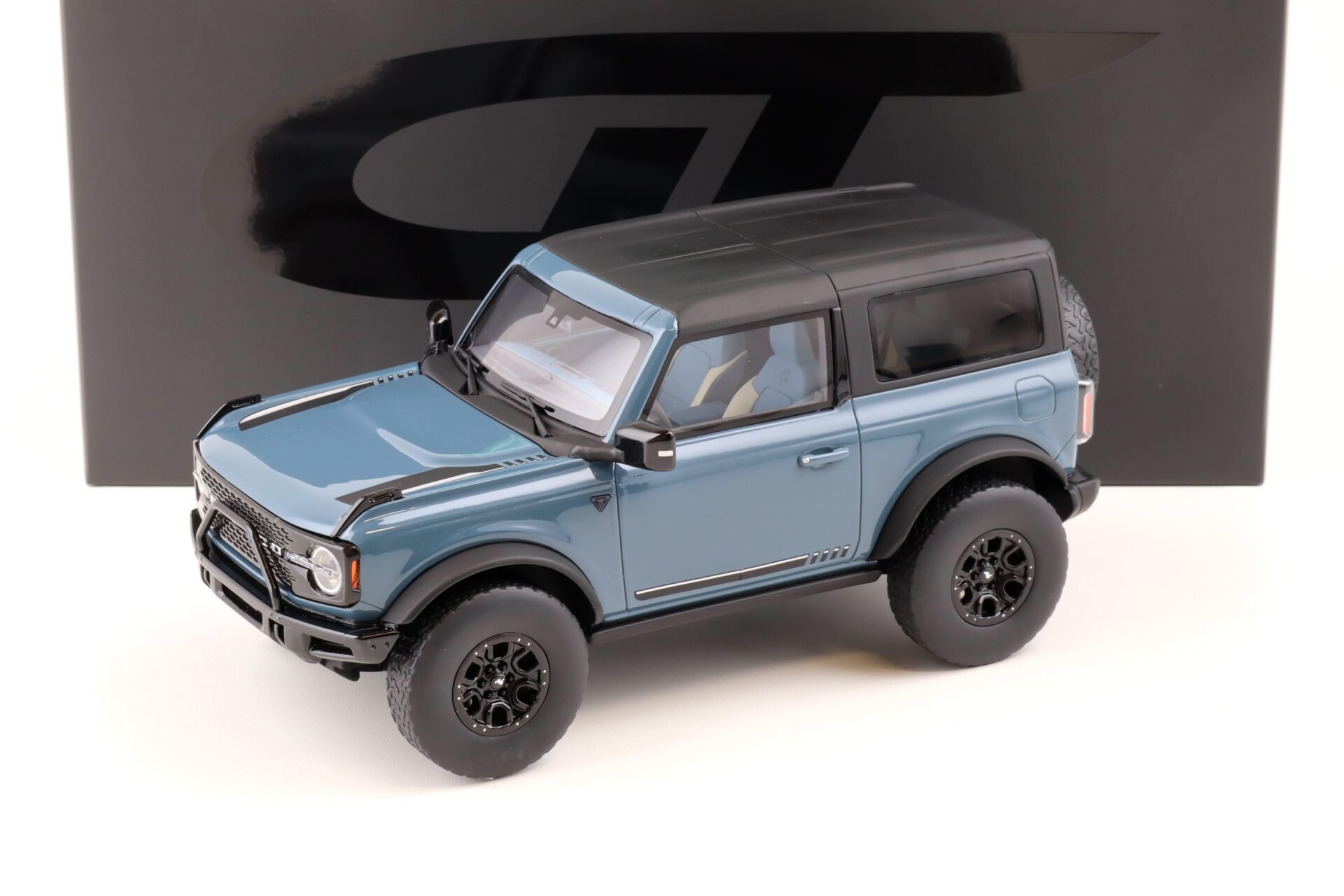 ID 83529 orig.jpg 1:18 GT Spirit GT359 Ford Bronco 2-Doors First Edition grey/ blue 2021