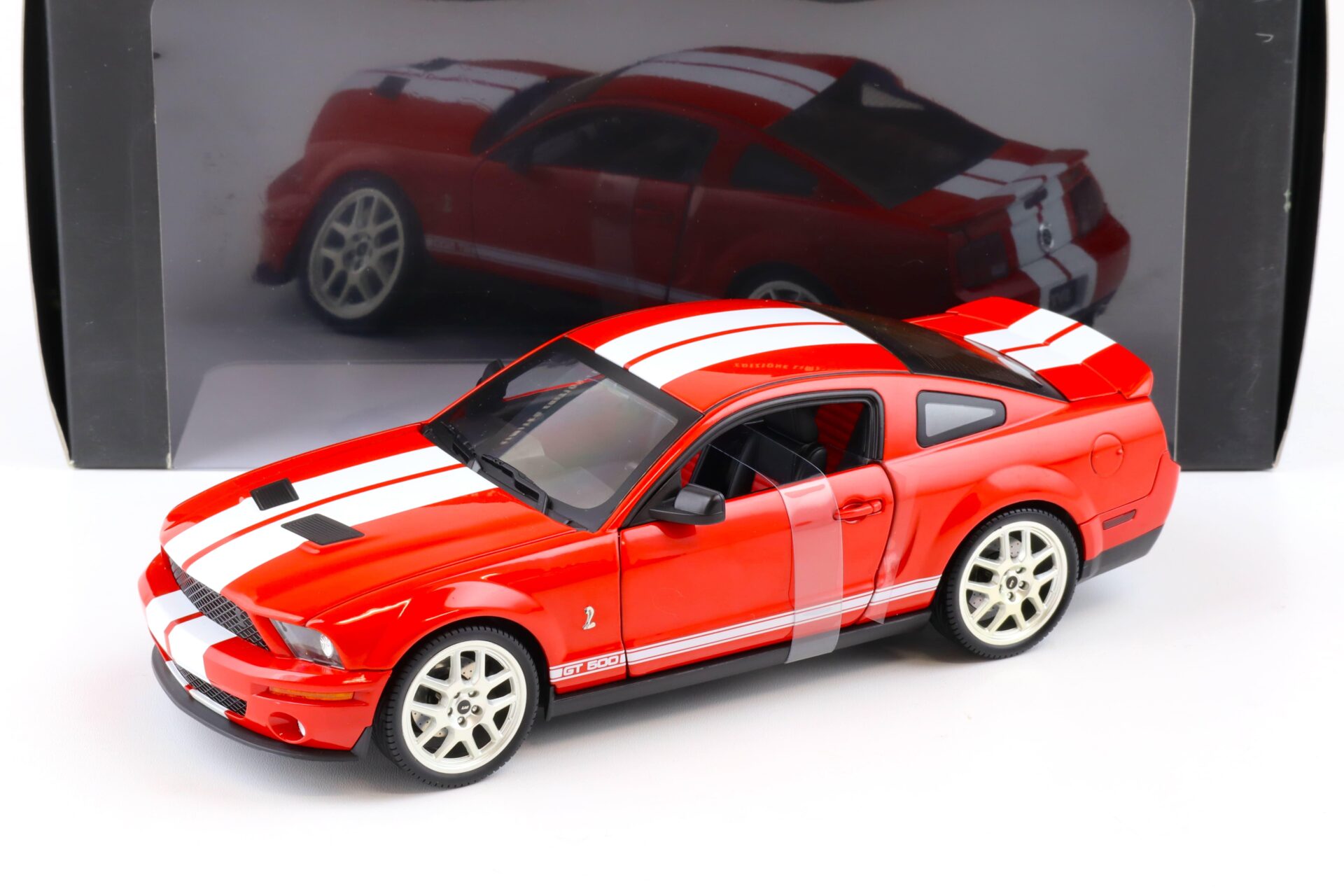 1:18 Hot Wheels Elite 2007 Shelby GT500 Coupe red/ white stripes