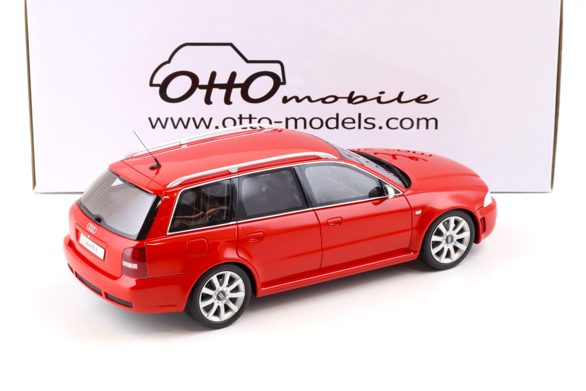 1:18 OTTO mobile OT1026B Audi RS4 Avant B5 Misano red 2000