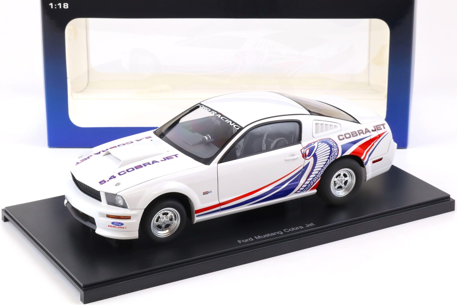 ID 83866 orig.jpg 1:18 AUTOart Ford Mustang Cobra Jet 2009 white 72921