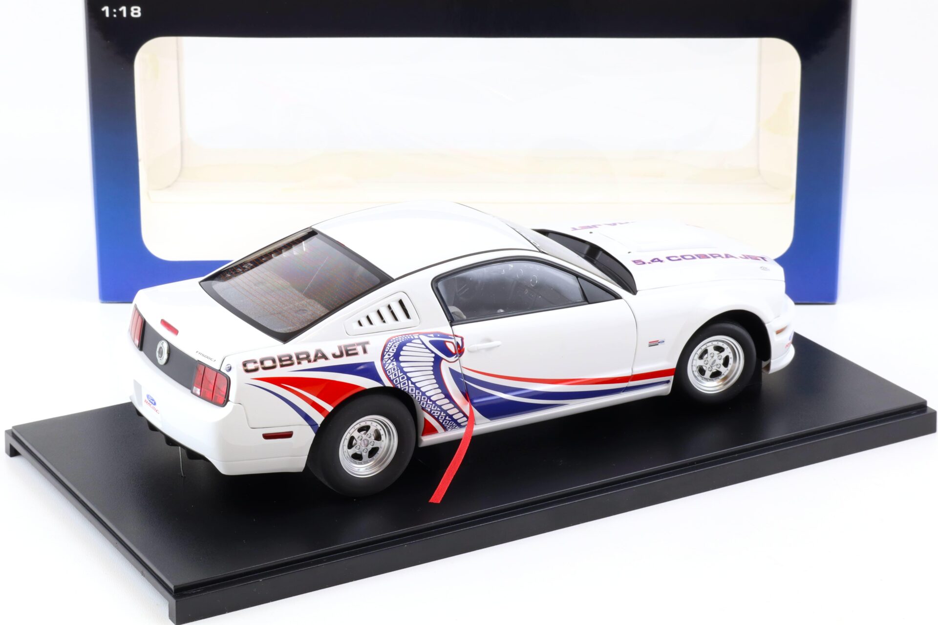 1:18 AUTOart Ford Mustang Cobra Jet 2009 white 72921