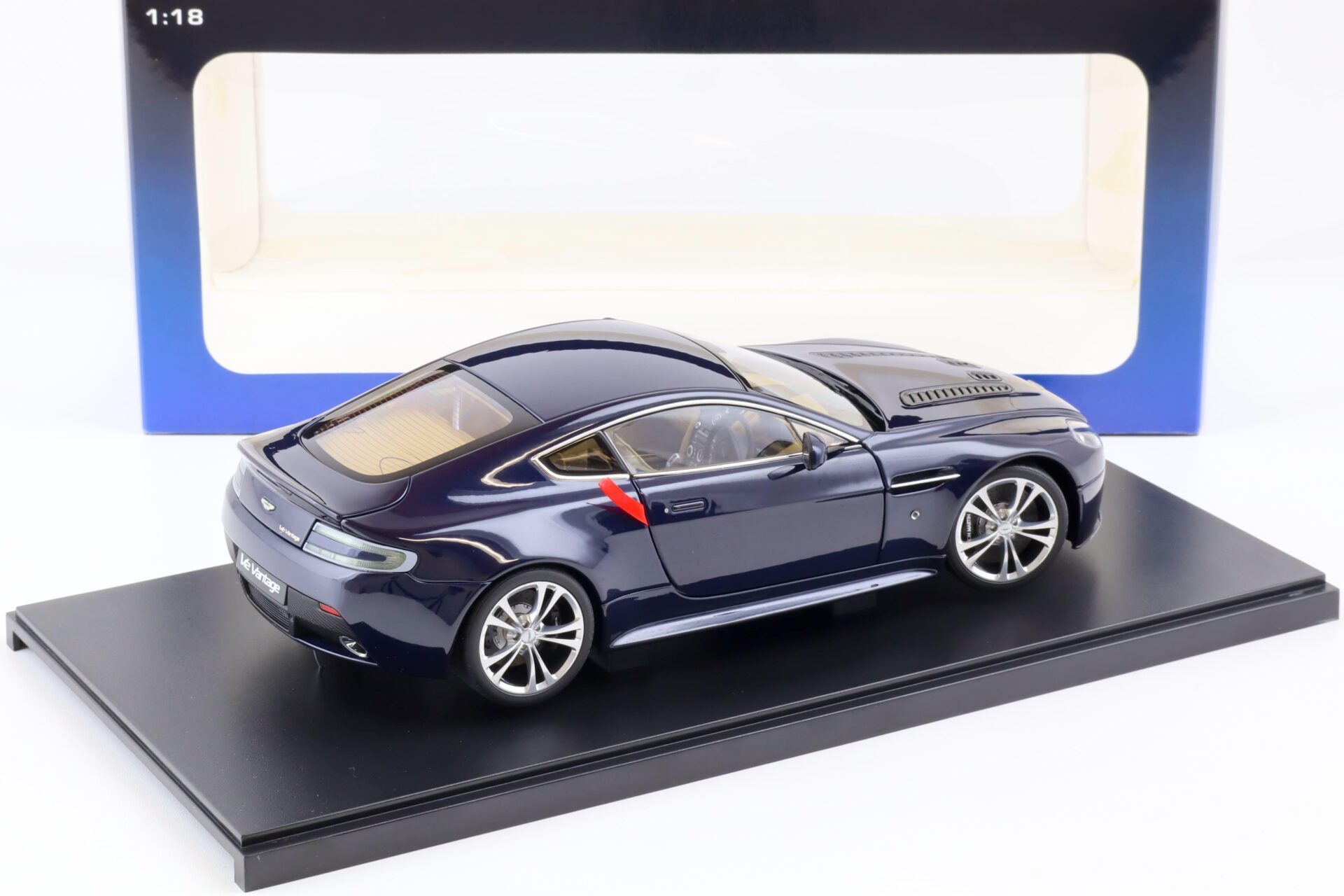 1:18 AUTOart Aston Martin V12 Vantage Coupe 2010 Midnight blue 70205