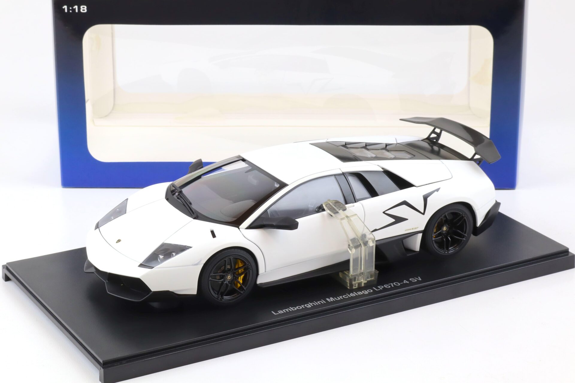 1:18 AUTOart Lamborghini Murcielago LP670-4 SV Bianco Canopous/ matt white