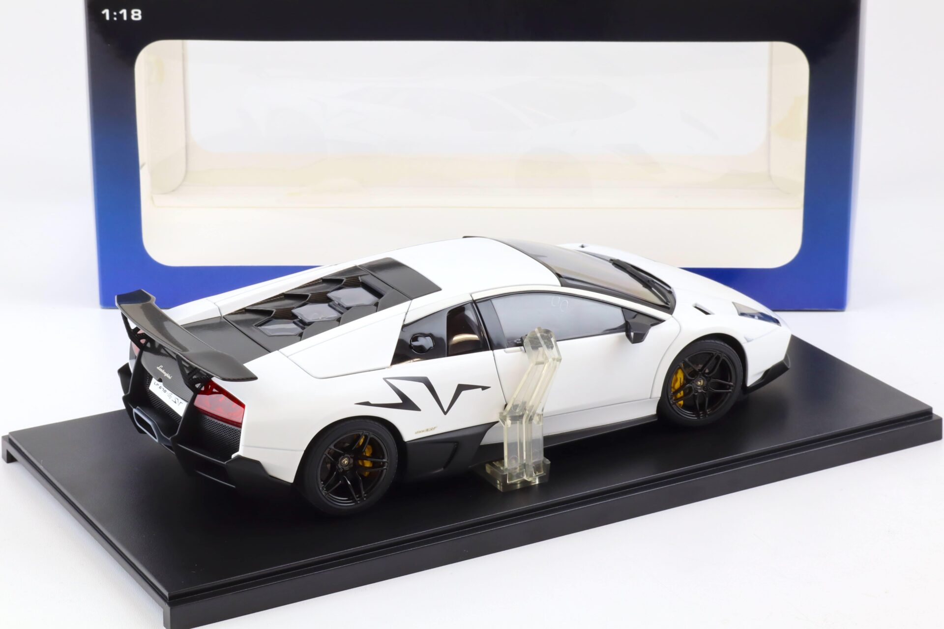 1:18 AUTOart Lamborghini Murcielago LP670-4 SV Bianco Canopous/ matt white