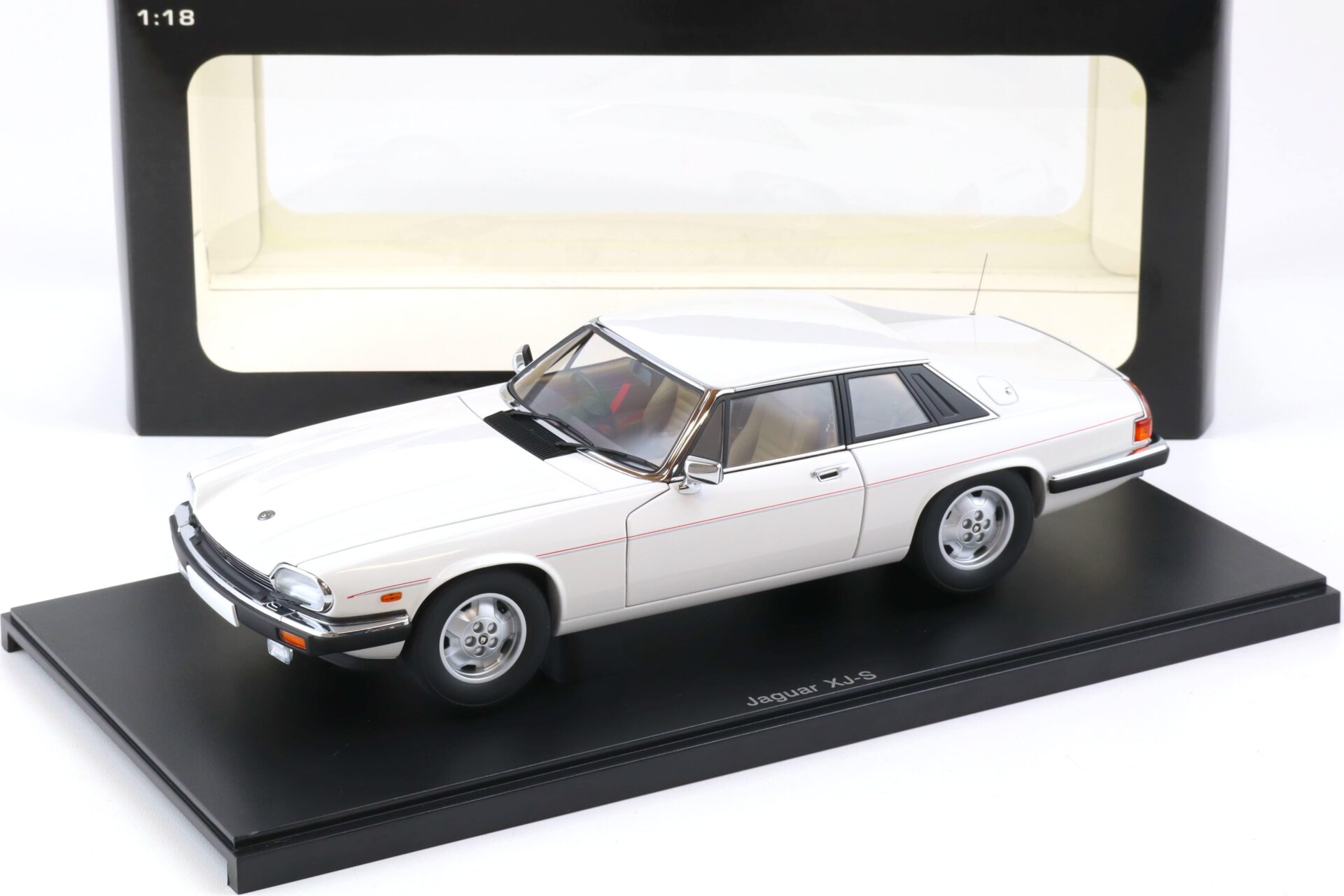 ID 84040 orig.jpg 1:18 AUTOart Jaguar XJ-S Coupe white 73576