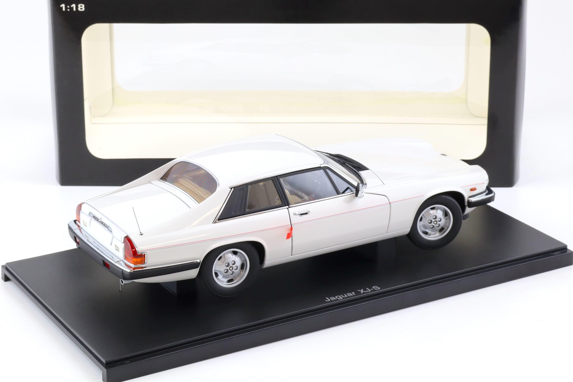 1:18 AUTOart Jaguar XJ-S Coupe white 73576