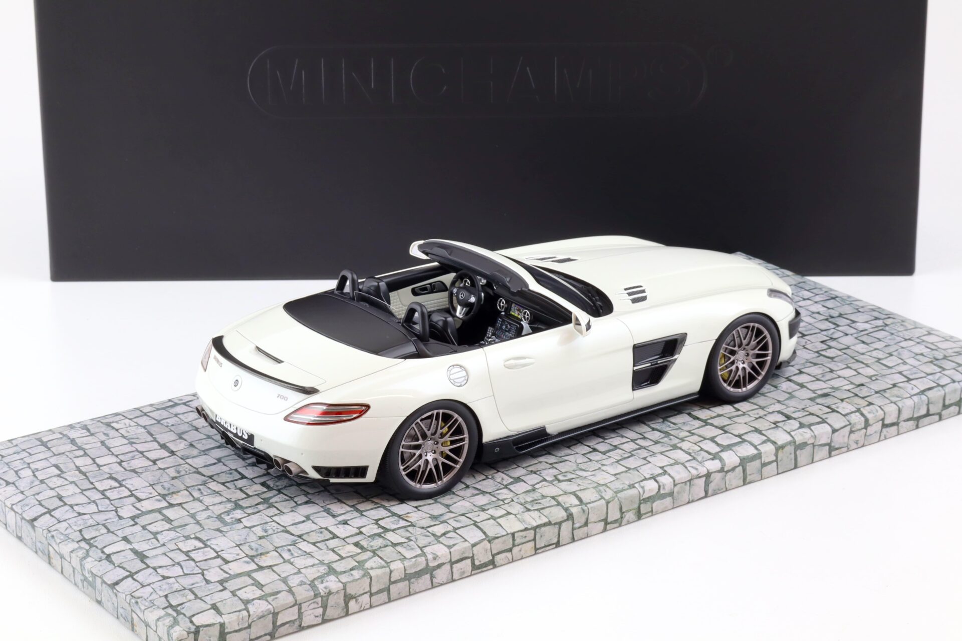 1:18 Minichamps Mercedes SLS Brabus 700 Biturbo Roadster 2013 pearl white
