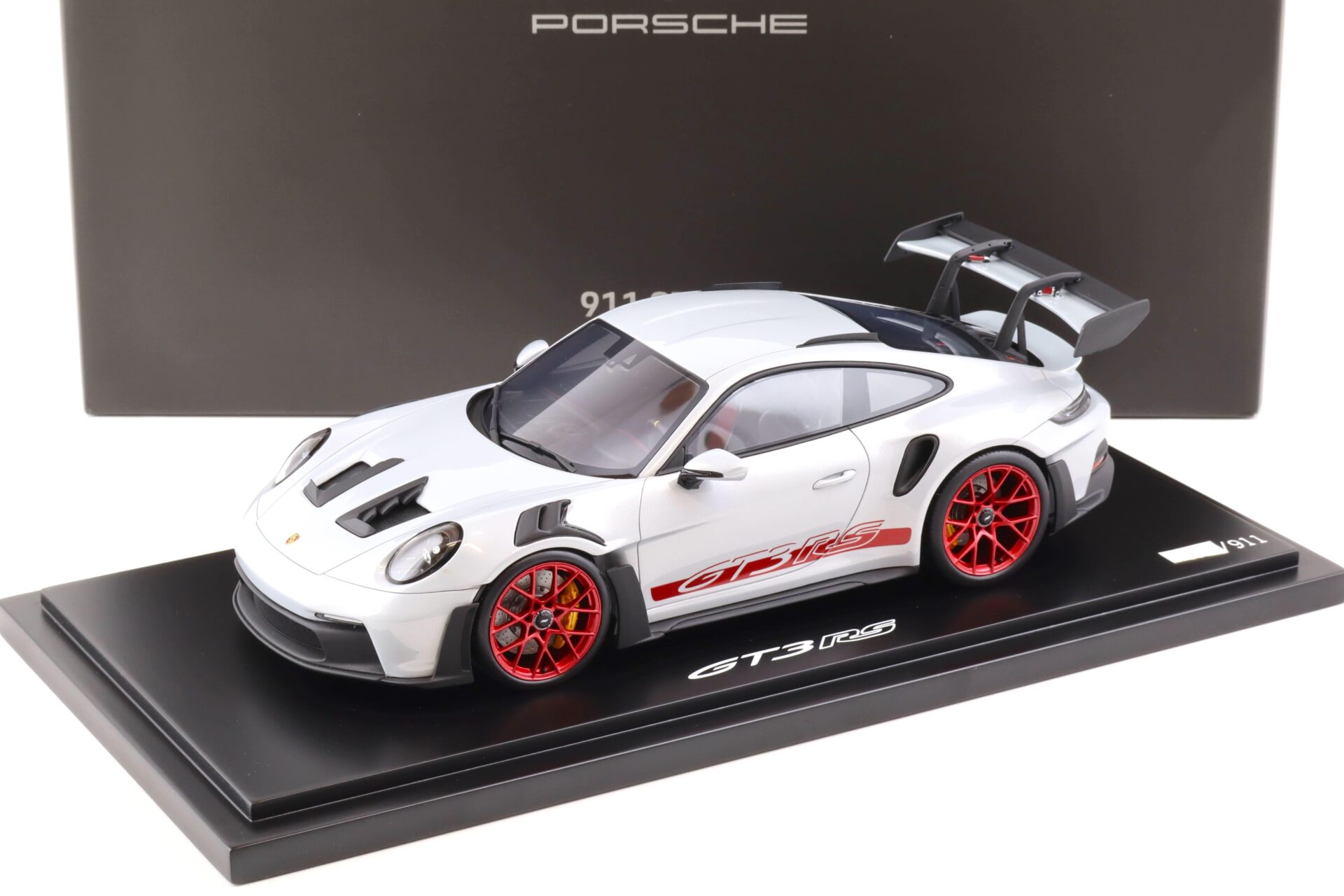 ID 84286 orig.jpg 1:18 Spark Porsche 911 (992) GT3 RS ice grey metallic/ pyro red WAP DEALER