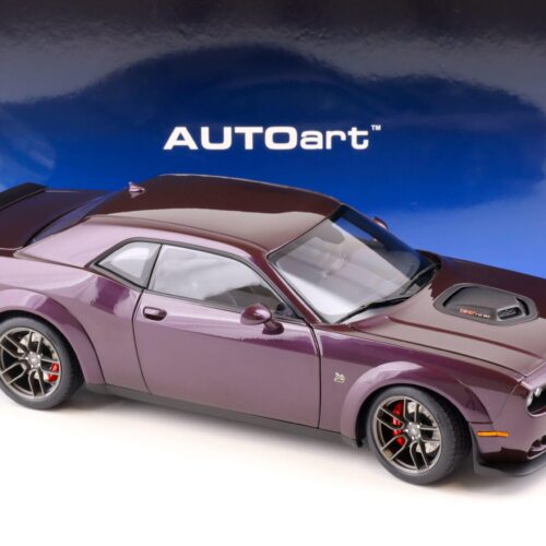 1:18 AUTOart Dodge Challenger R/T Scat Pack Widebody 2022 Hellraisin 71771