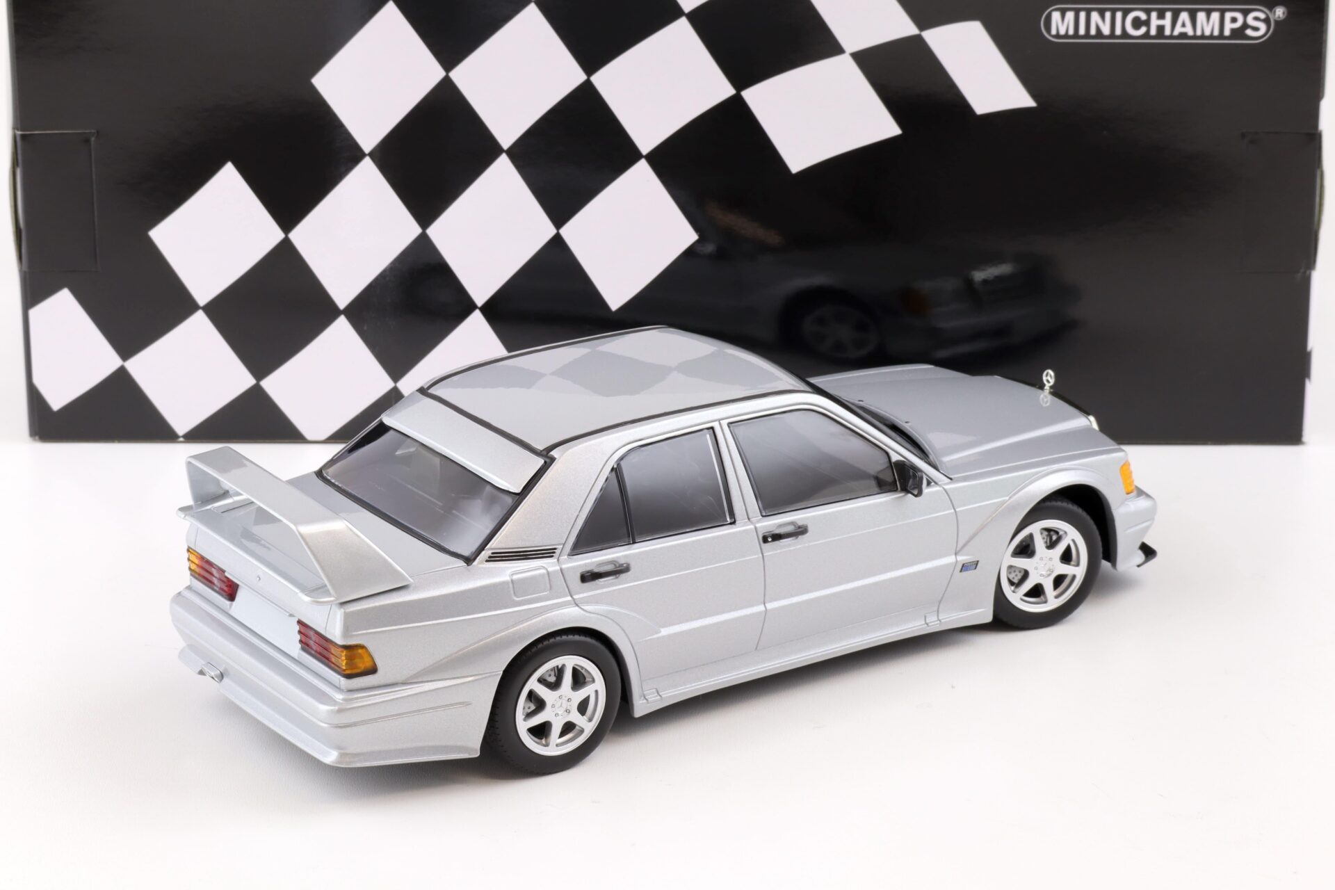 1:18 Minichamps Mercedes 190E 2.5-16 EVO 2 silver metallic 1990
