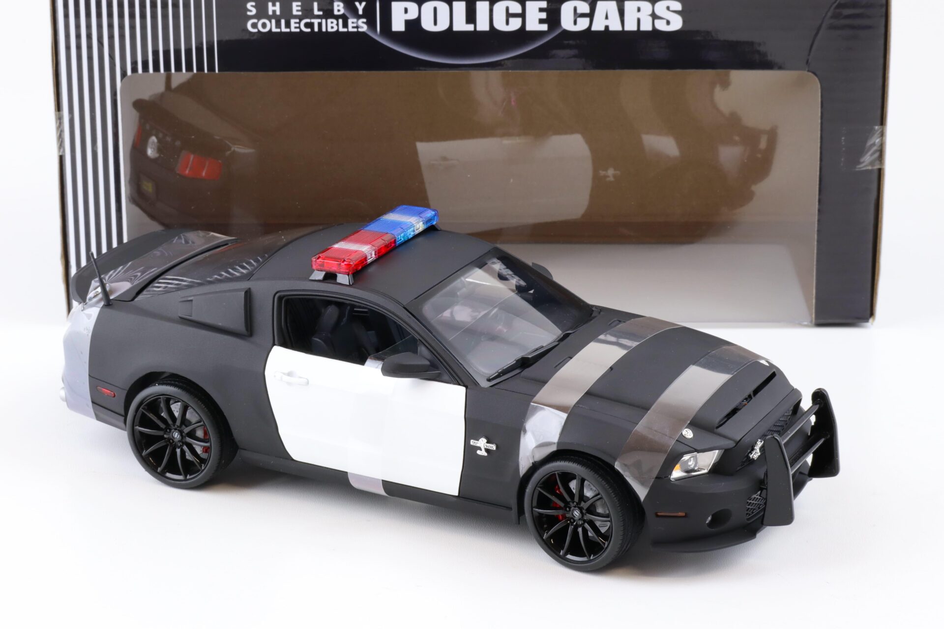 1:18 Shelby Collectibles 2012 Ford Shelby GT500 Super Snake Police black/ white