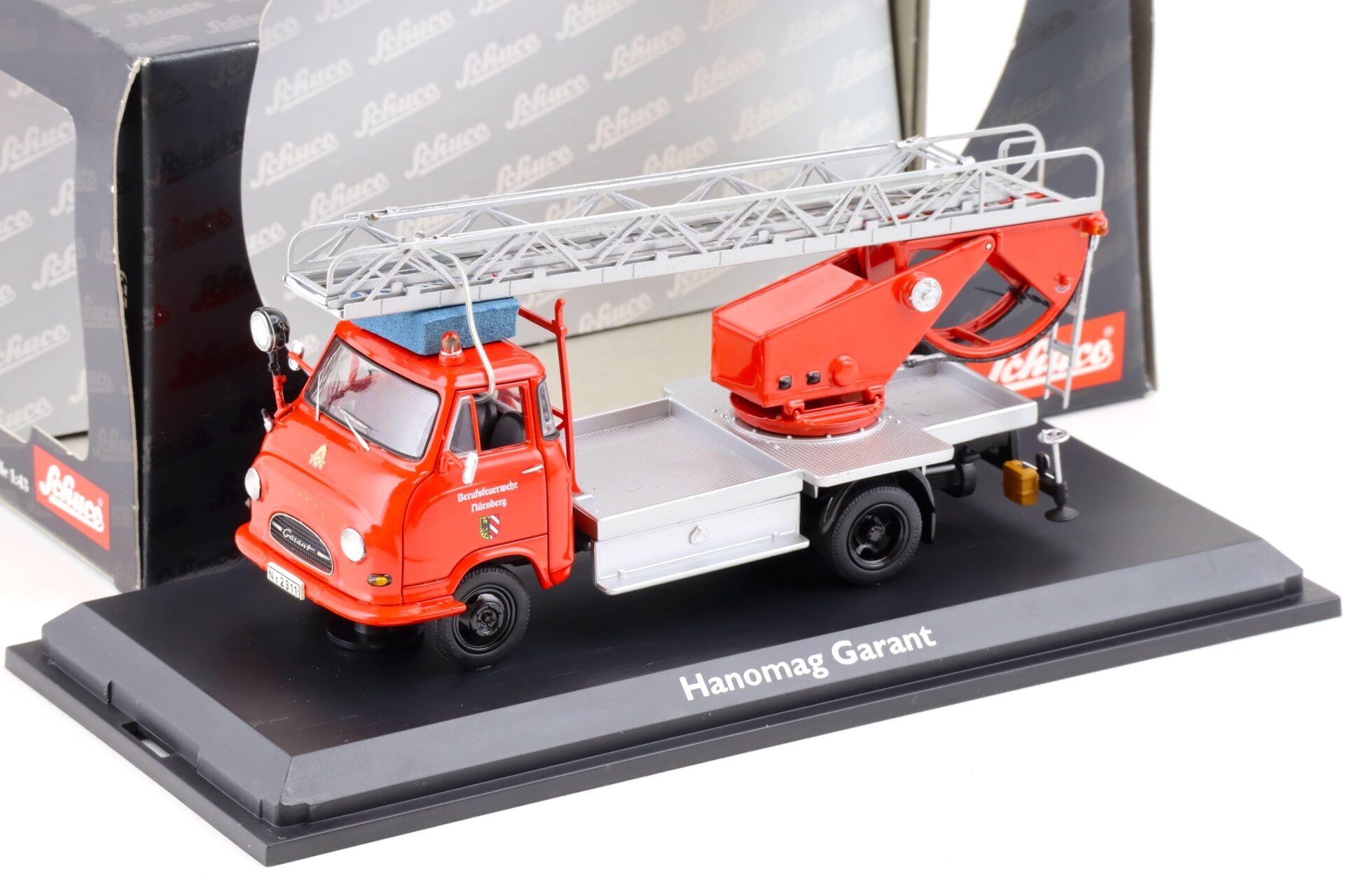ID 84552 orig.jpg 1:43 Schuco Hanomag Garant "Feuerwehr Nürnberg" mit Bachert Drehleiter red