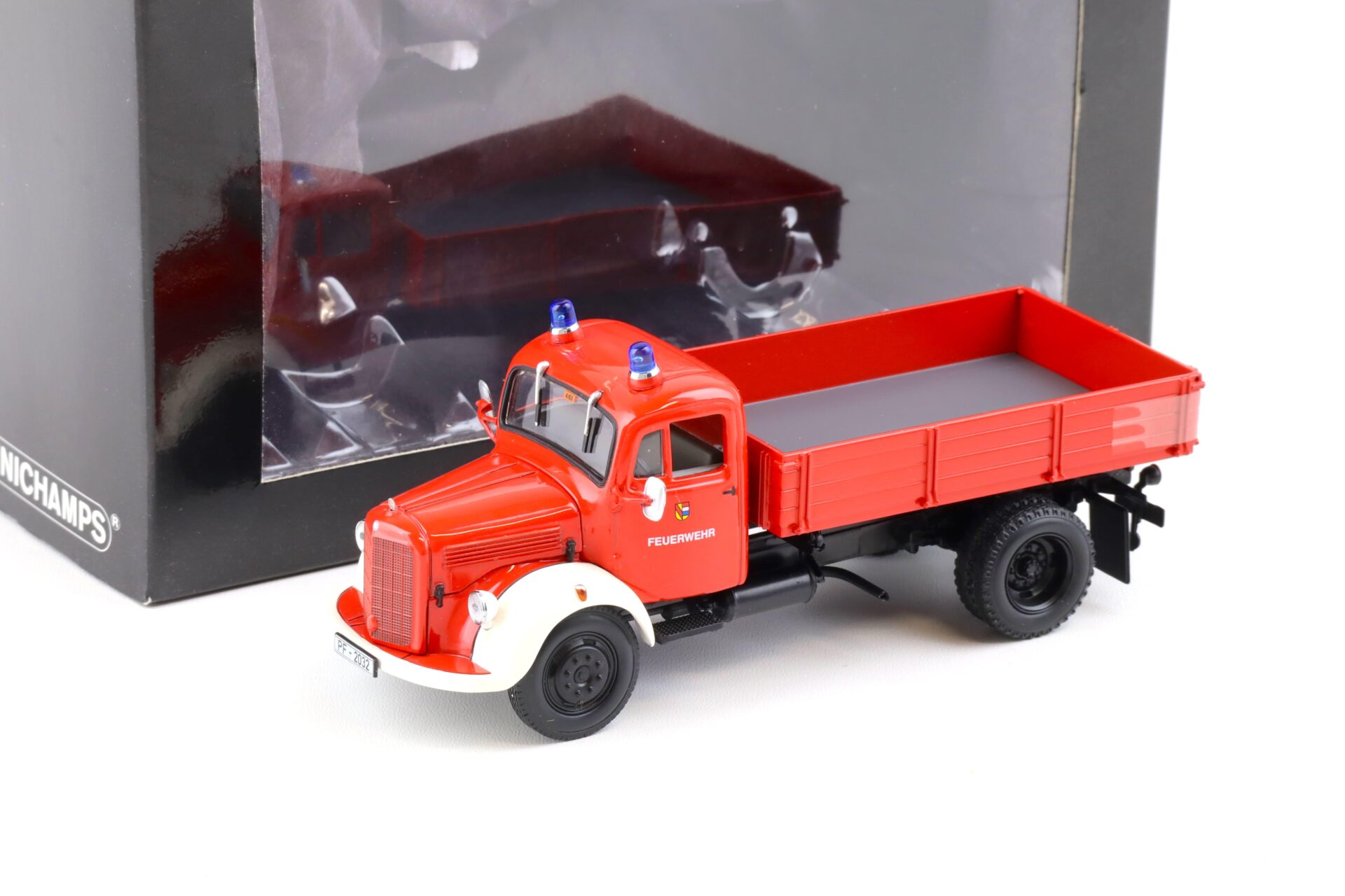 ID 84558 orig 1.jpg 1:43 Minichamps Mercedes L 3500 K Kipper Feuerwehr Pforzheim red/ white