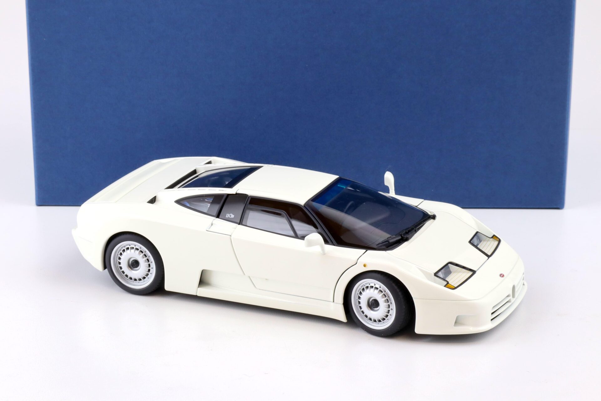 1:18 AUTOart Bugatti EB110 GT white Diecast 70978