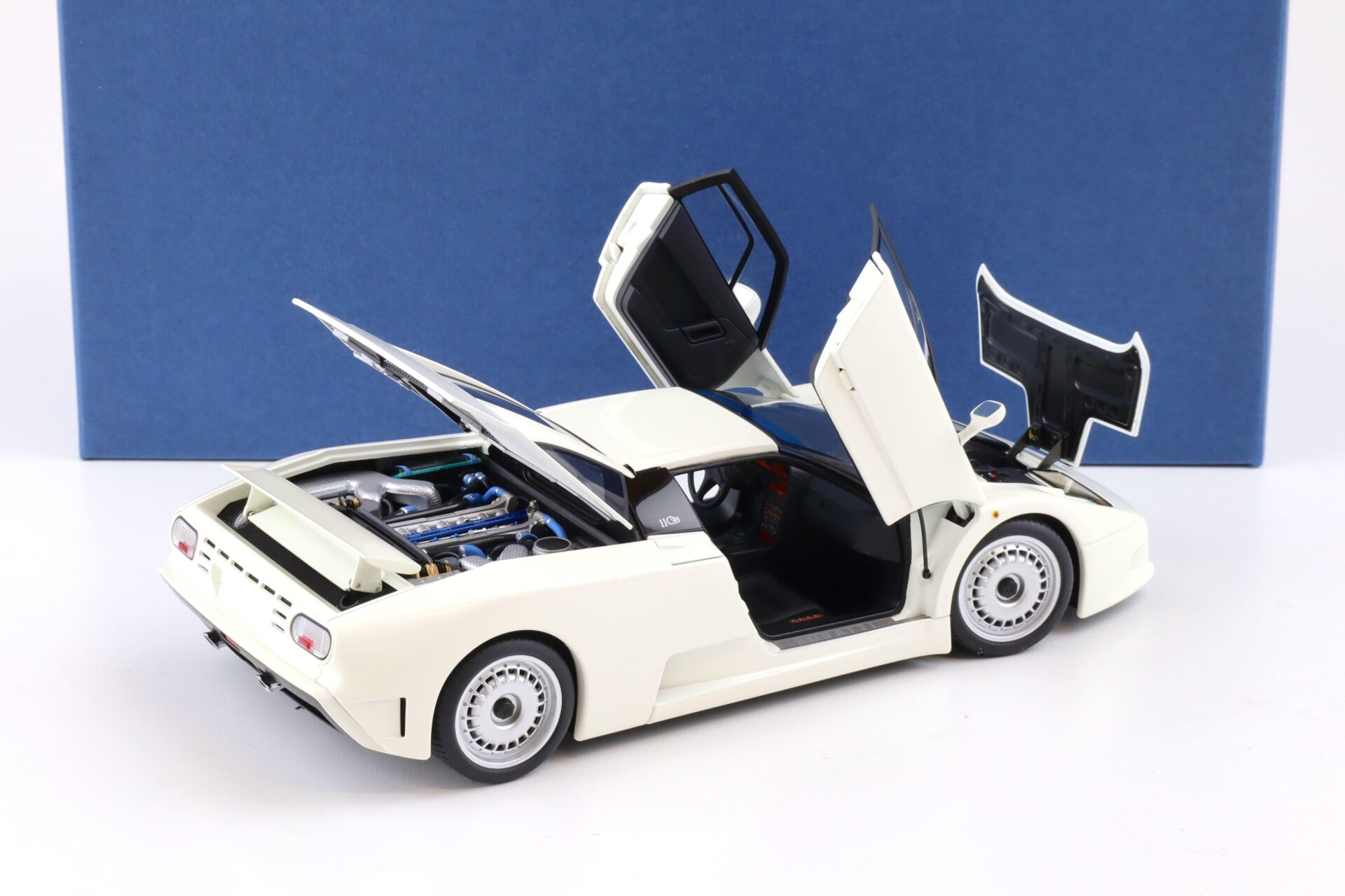 1:18 AUTOart Bugatti EB110 GT white Diecast 70978
