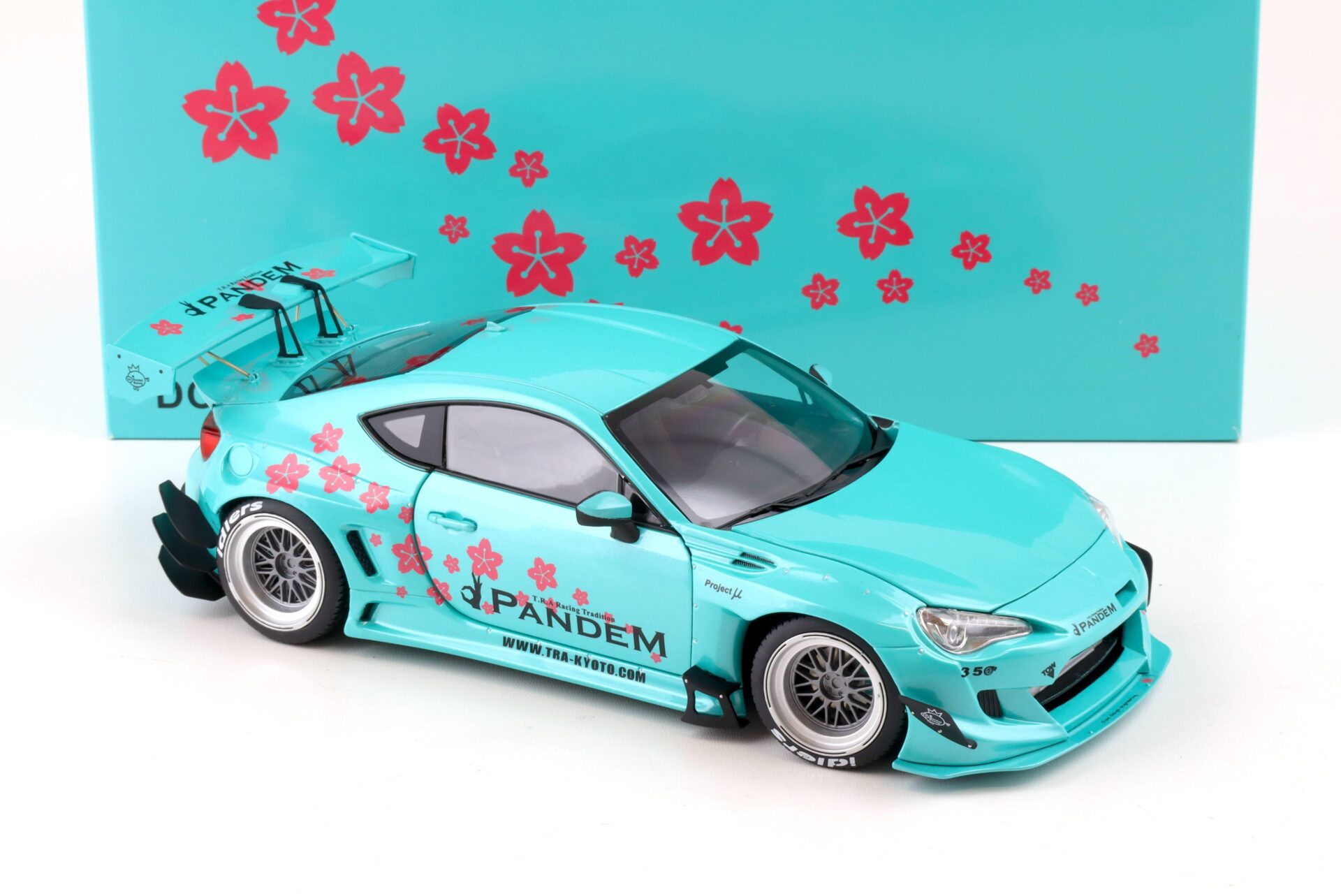 1:18 DCN Toyota 86 Rocket Bunny Pandem GT86 V3 Sakura green Diecast