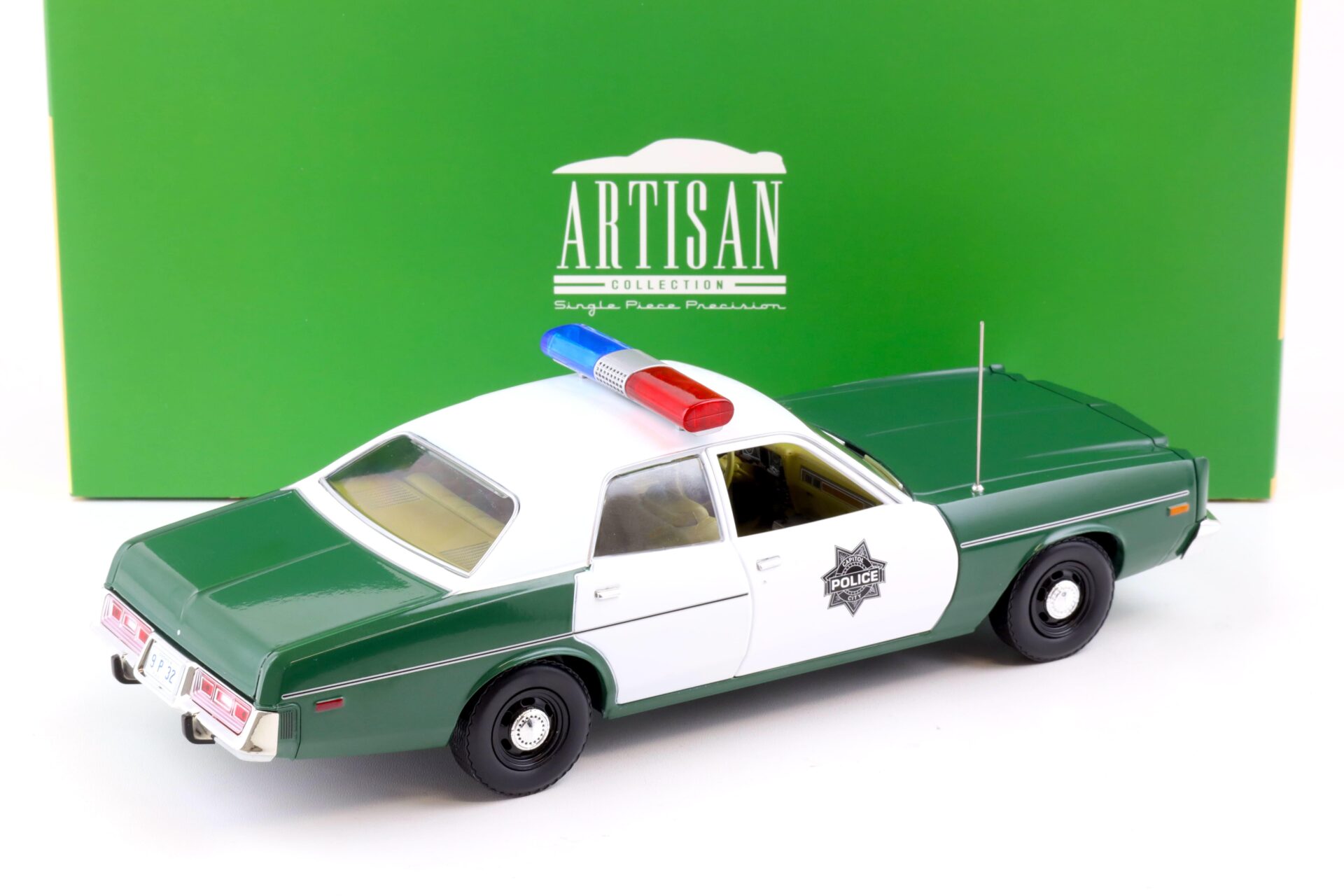 1:18 Greenlight 1975 Plymouth Fury Capitol City Police green/ white