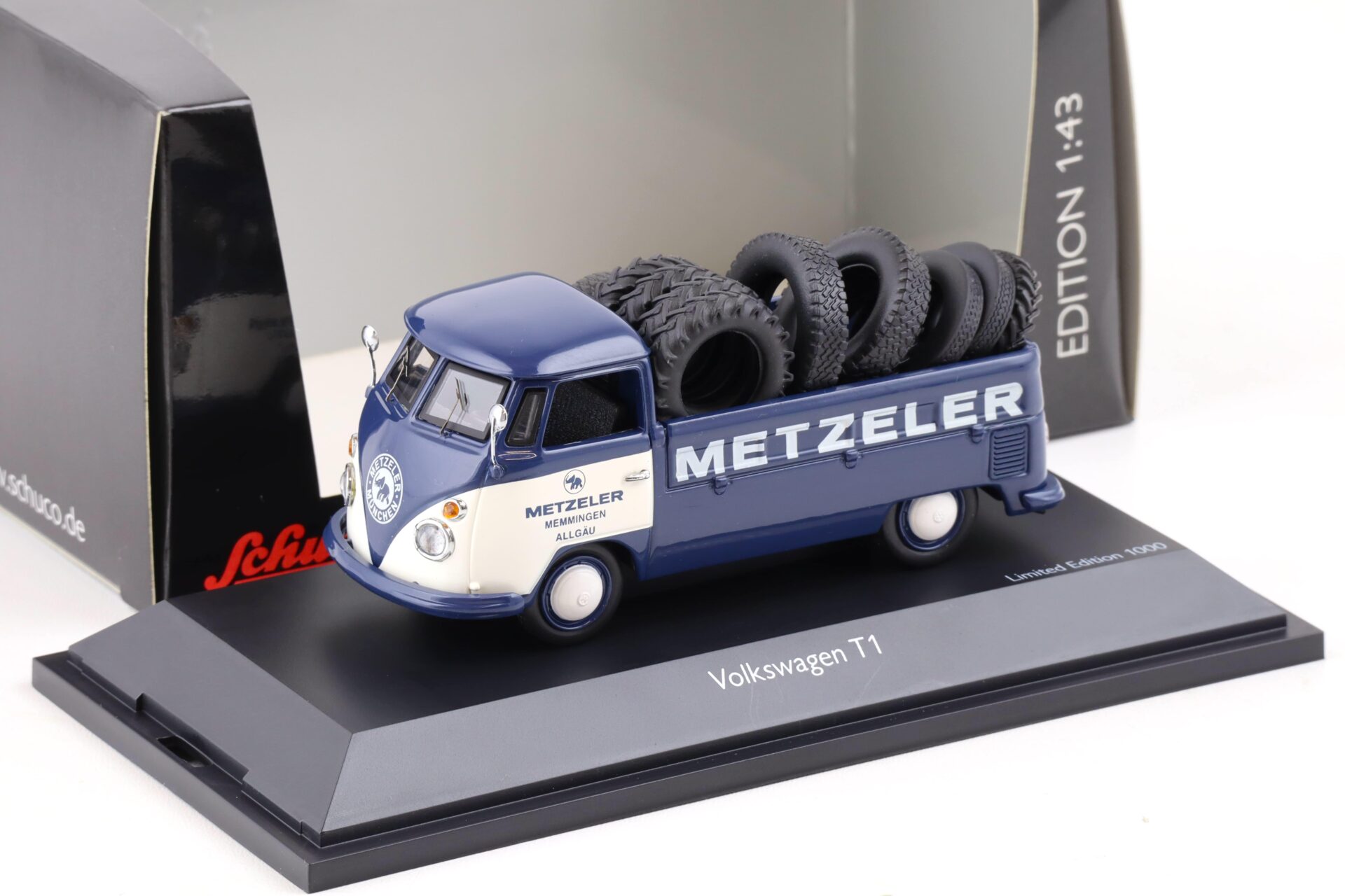 ID 84904 orig.jpg 1:43 Schuco VW T1 Pritsche blue/ white Metzeler mit Reifen beladen