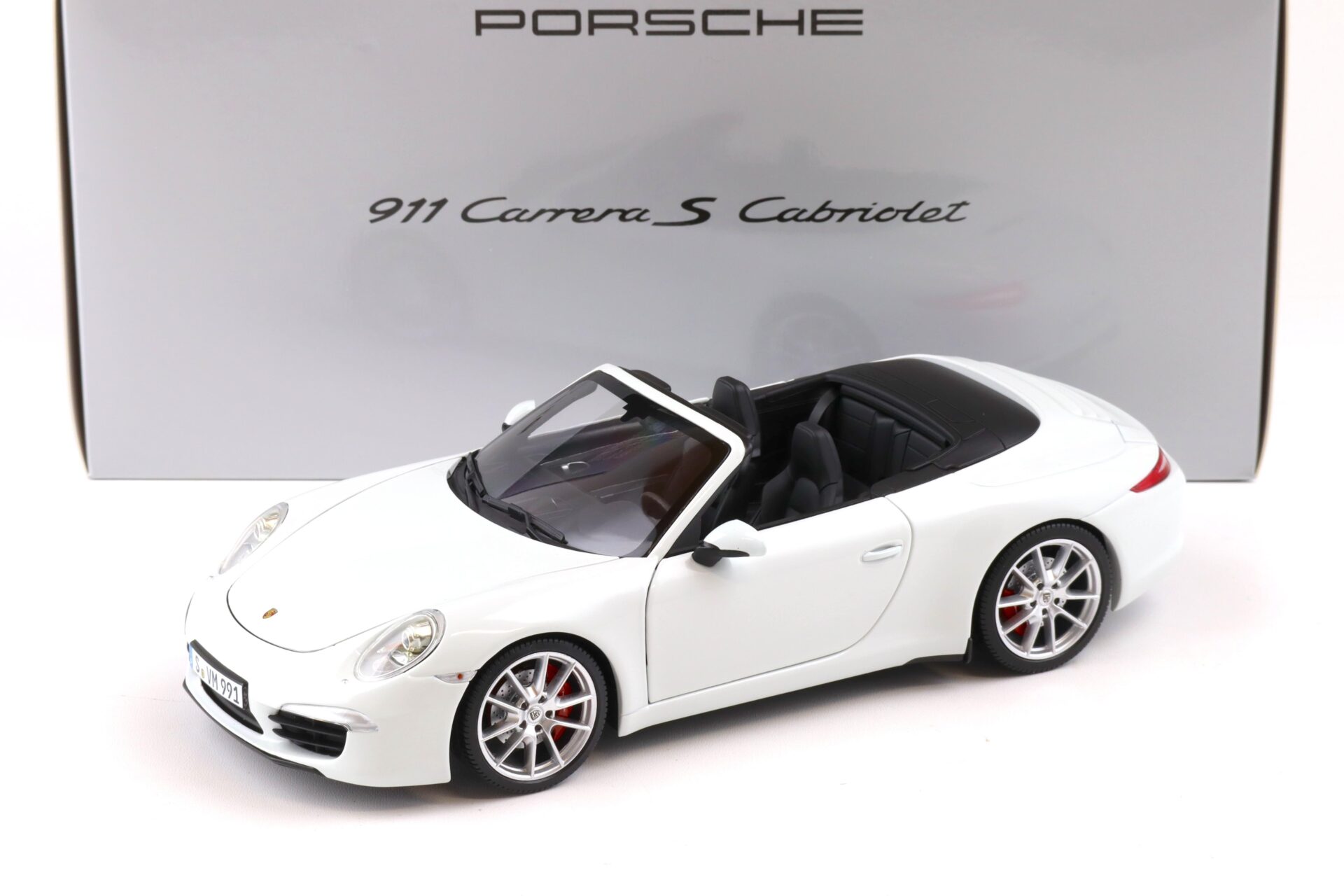 1:18 Minichamps Porsche 911 (991) Carrera S Cabriolet white DEALER VERSION