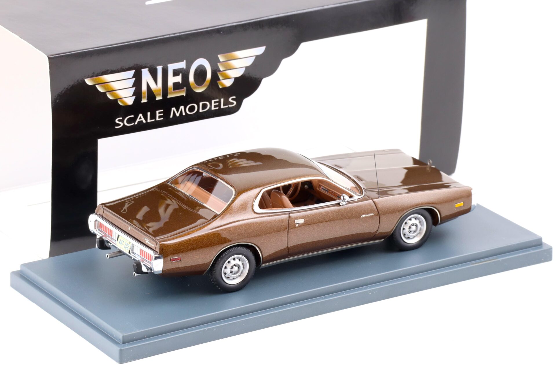 1:43 NEO Dodge Charger Coupe brown metallic 1973