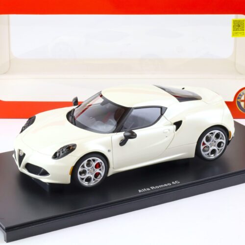 1:18 AUTOart Alfa Romeo 4C Coupe pearl white 2013 - Image 1