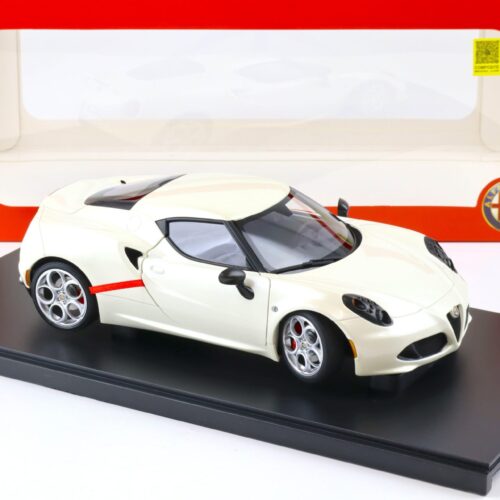 1:18 AUTOart Alfa Romeo 4C Coupe pearl white 2013 - Image 2