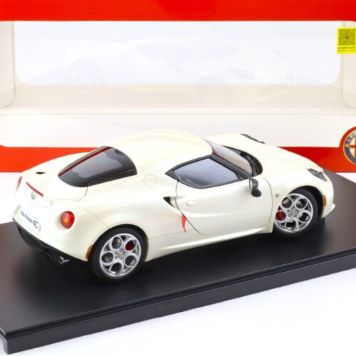 1:18 AUTOart Alfa Romeo 4C Coupe pearl white 2013 - Image 3