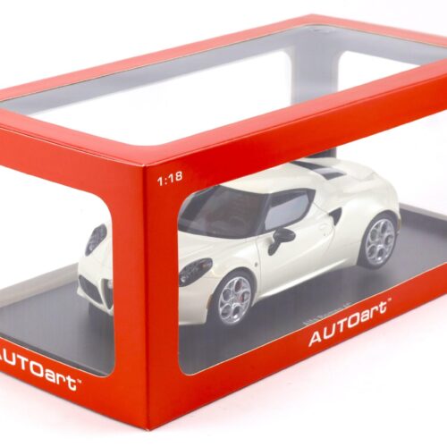 1:18 AUTOart Alfa Romeo 4C Coupe pearl white 2013 - Image 4