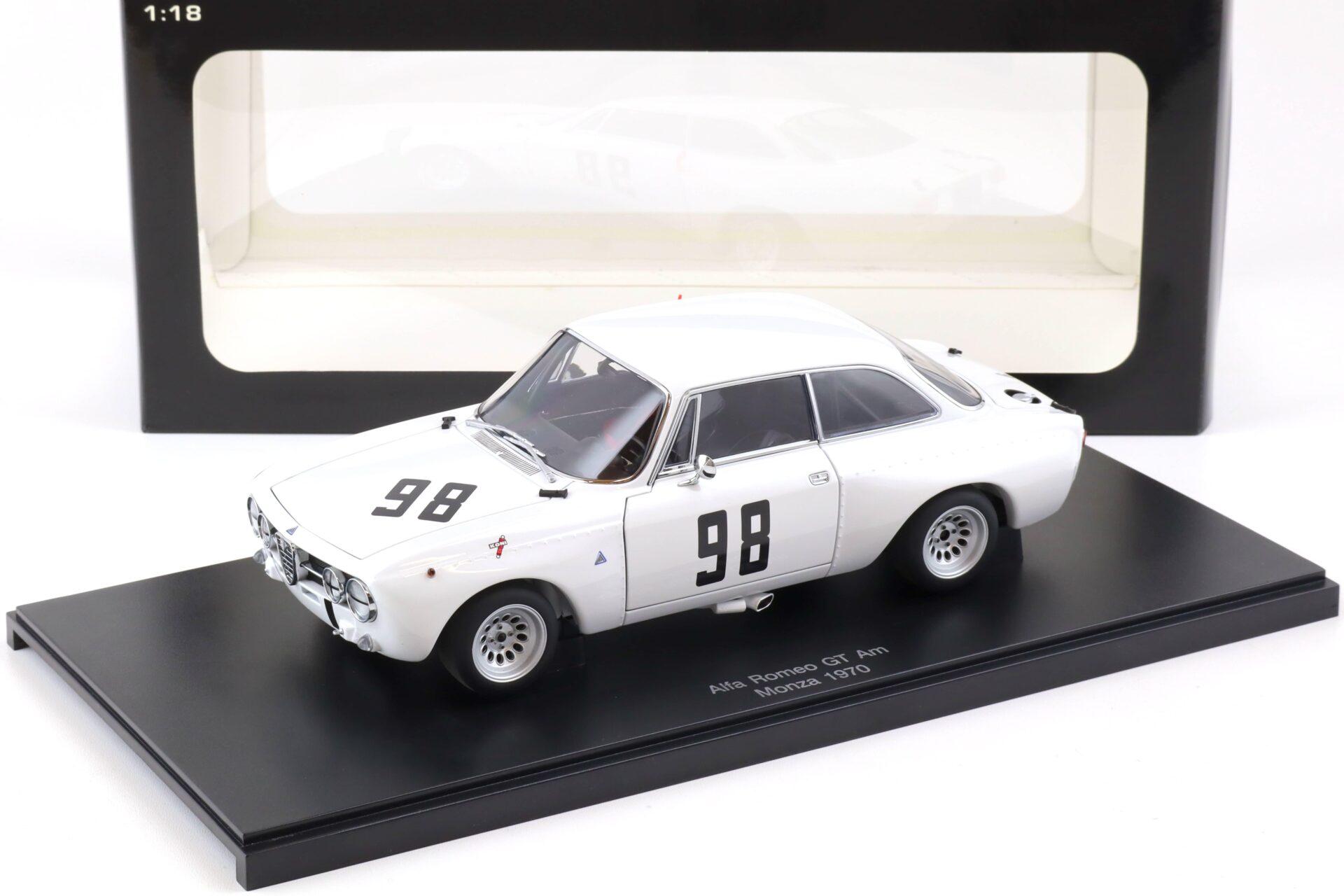 ID 85315 orig 1.jpg 1:18 AUTOart Alfa Romeo Giulia GTAm Monza 1970 Hezemans #98 white