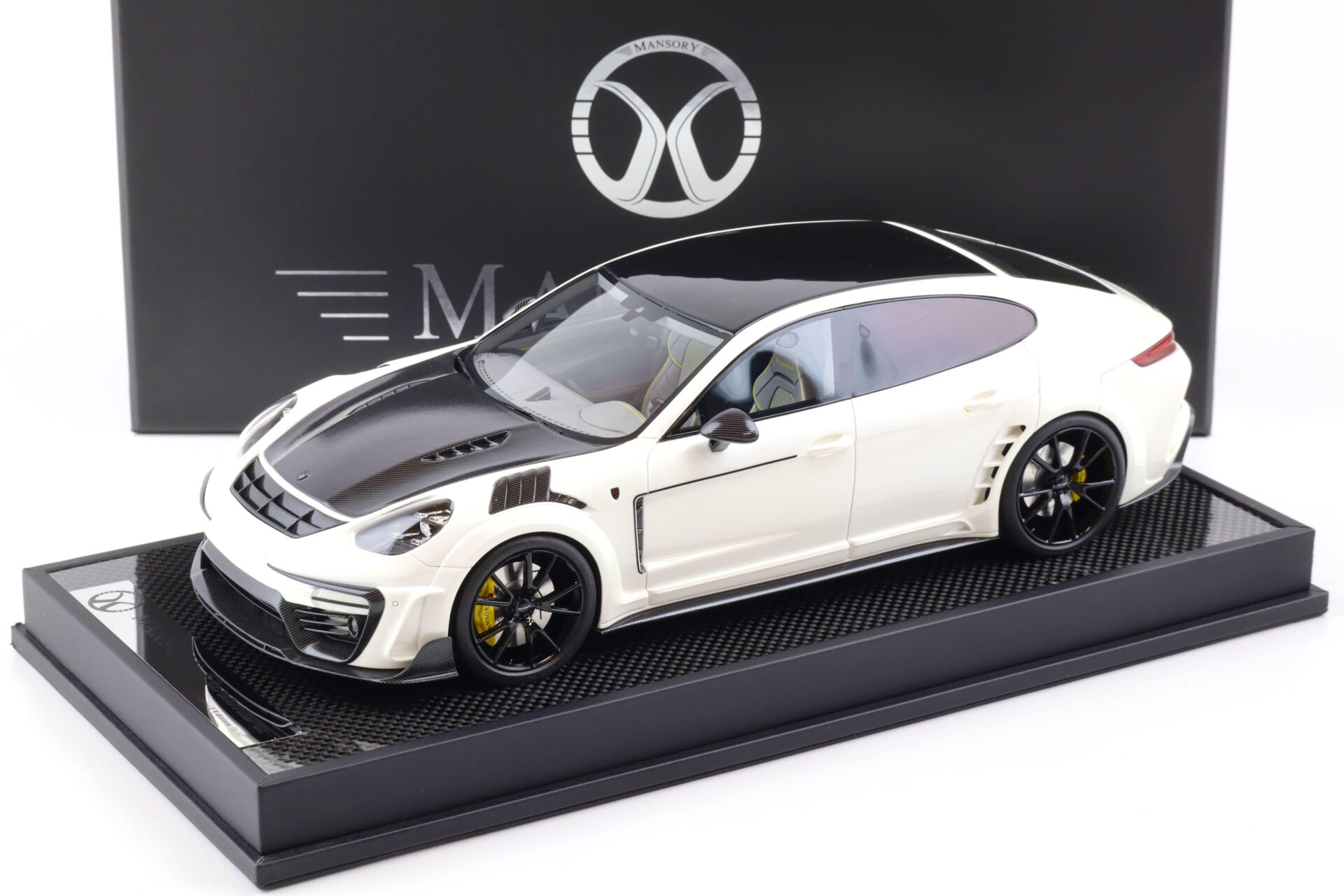 1:18 Motorhelix Porsche Panamera Mansory 2019 white/ Carbon MY18-PAWE