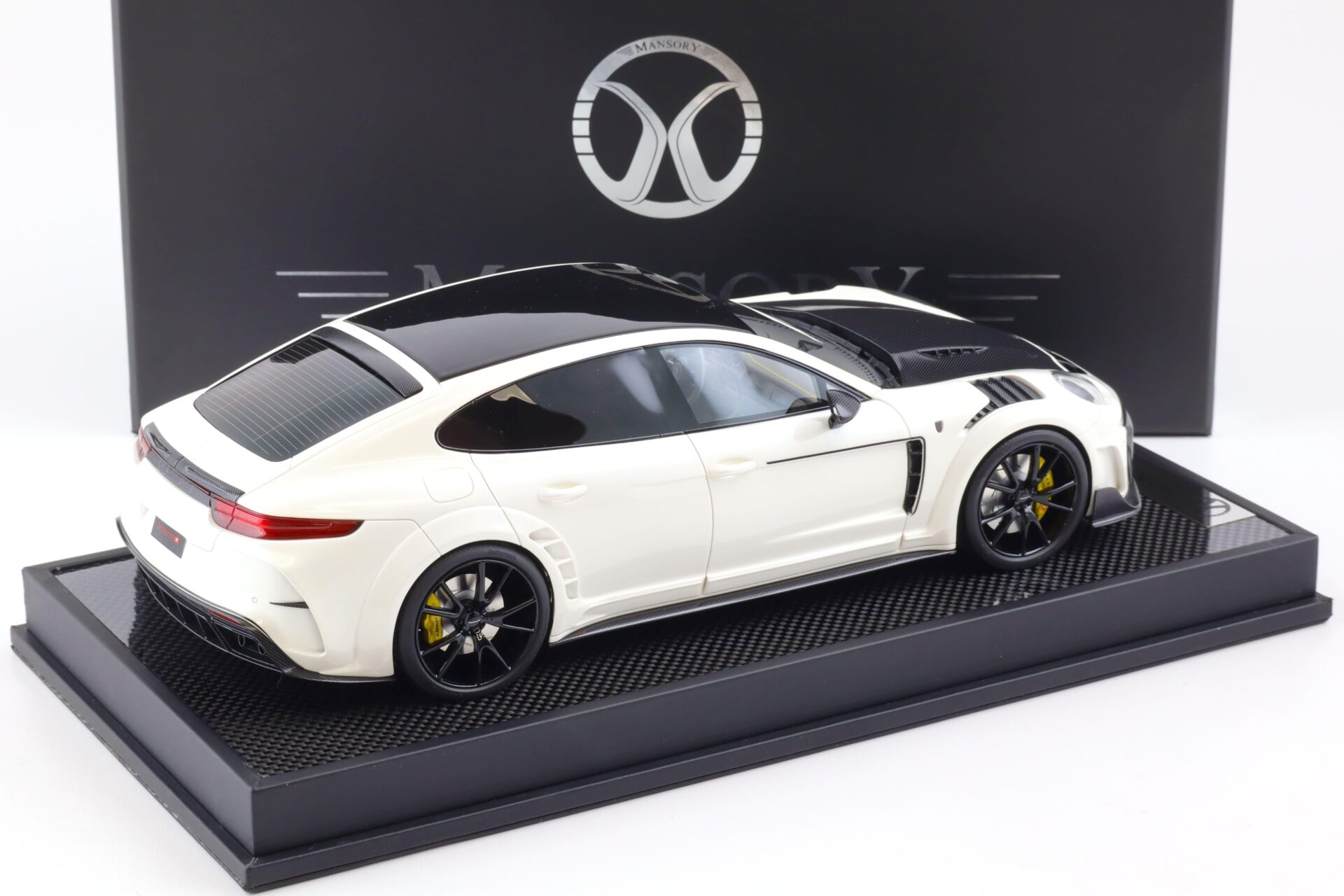 1:18 Motorhelix Porsche Panamera Mansory 2019 white/ Carbon MY18-PAWE