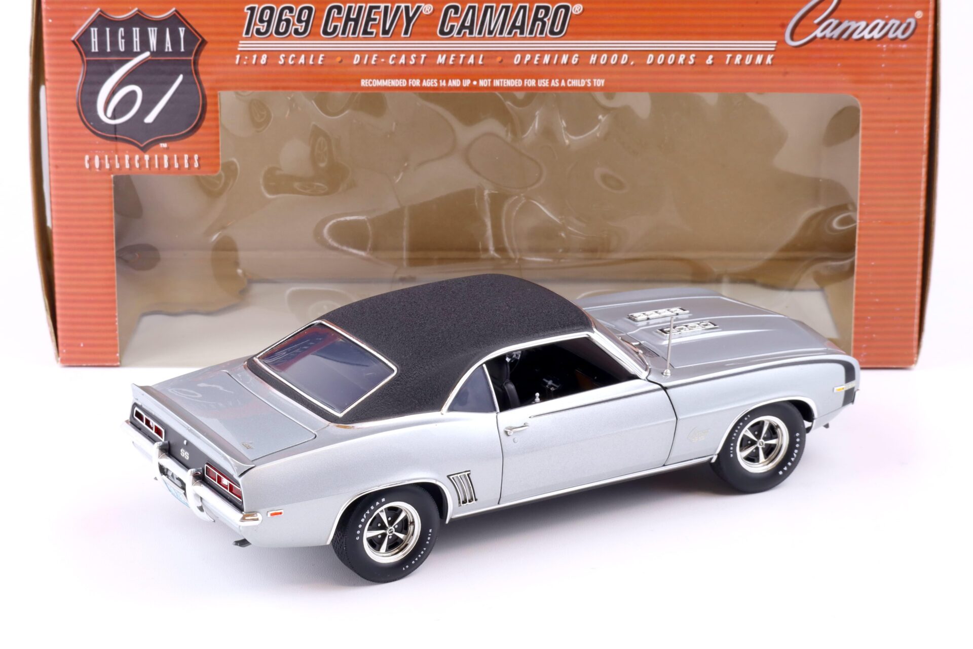 1:18 Highway61 Chevrolet Camaro Coupe 1969 silver/ black vinyl roof 50393